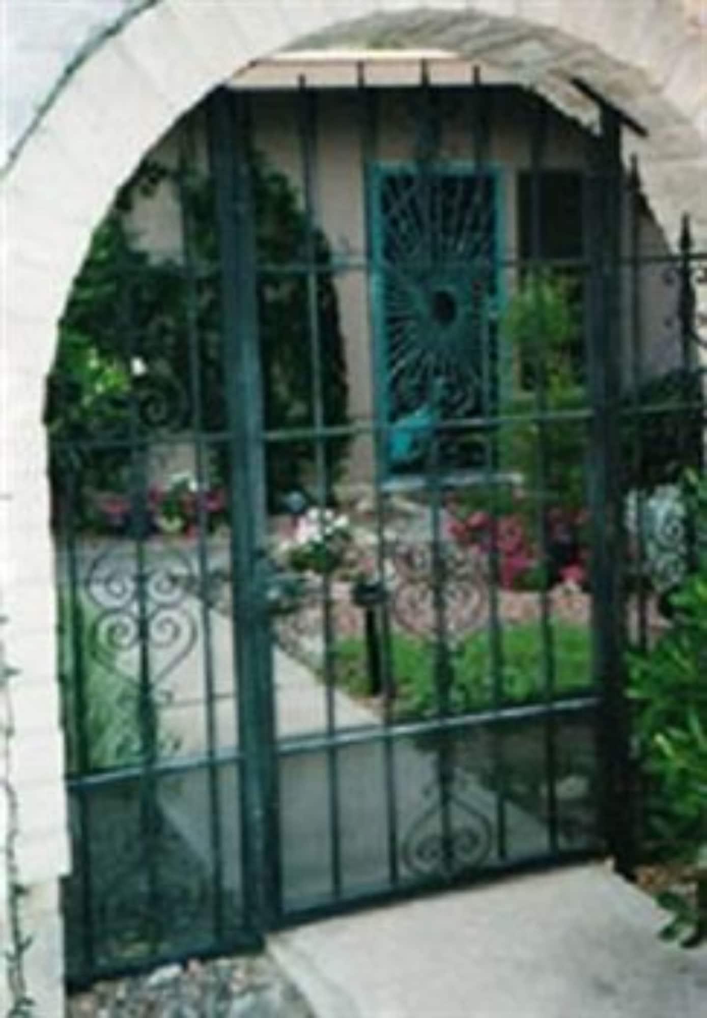 Vista Exterior Bed and Bagels of Tucson