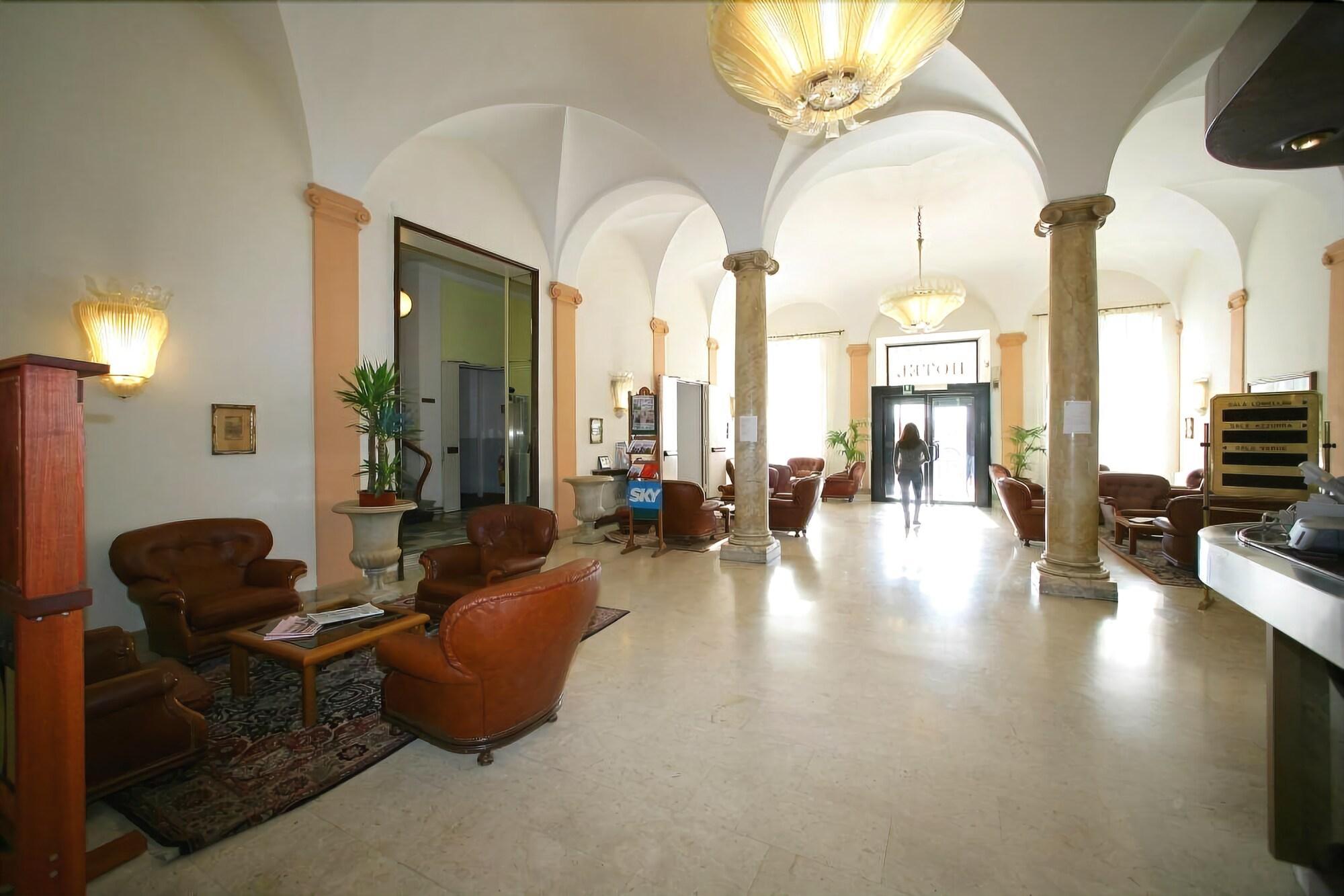 Vista do lobby Grand Hotel Mediterranée