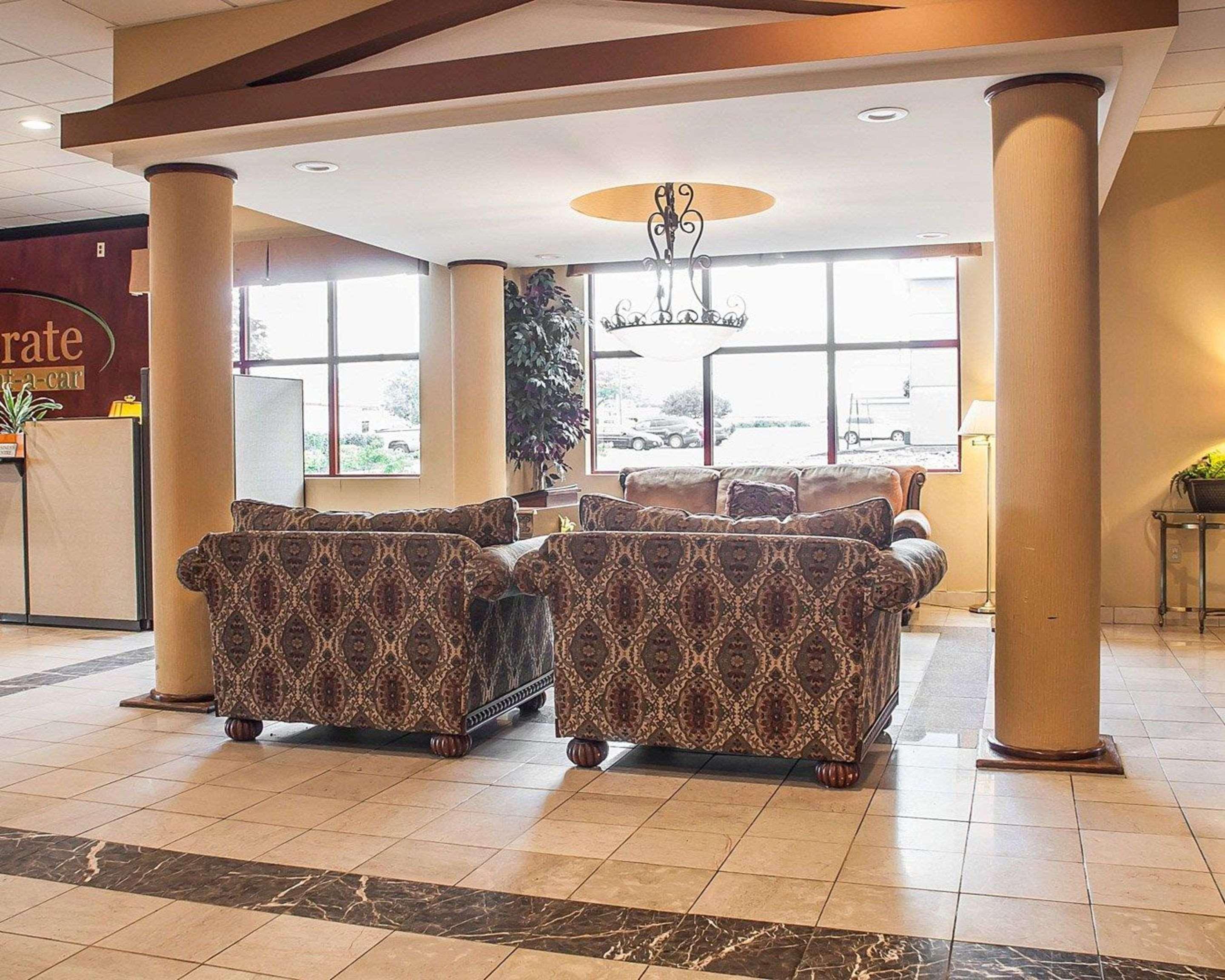 Vista Lobby Quality Inn Airport