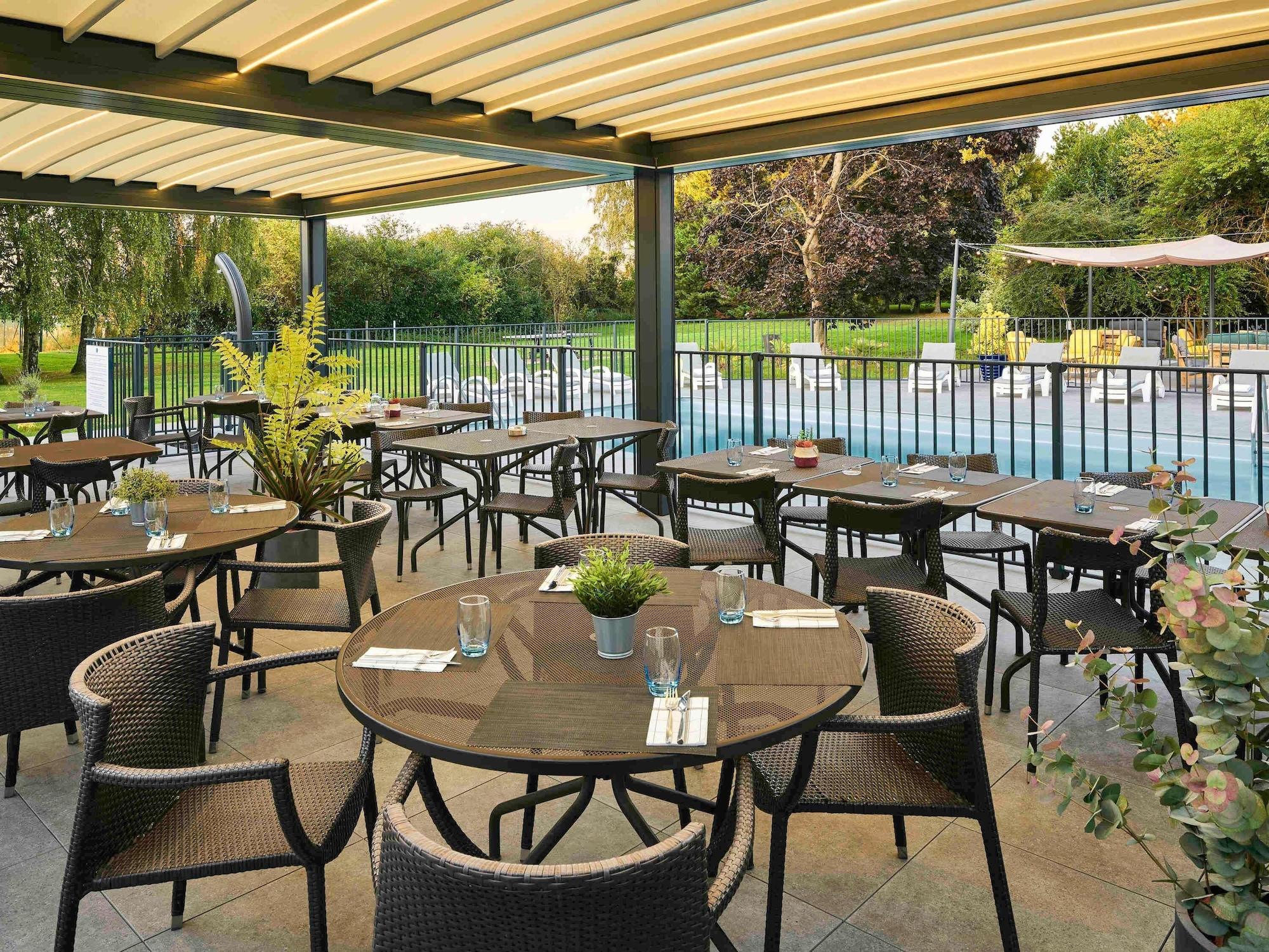 Vista Piscina Novotel Roissy Saint-Witz