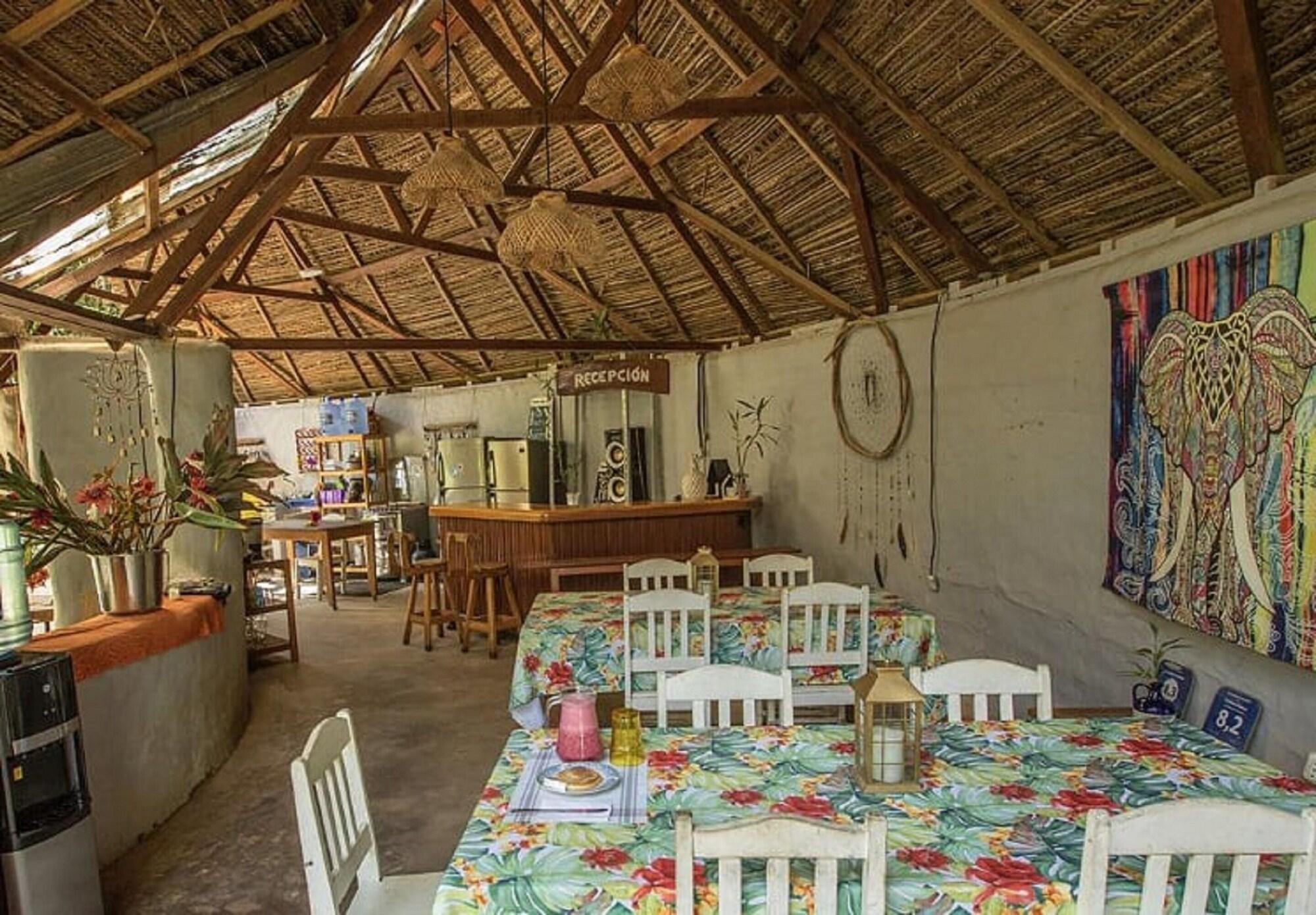 Bar/Salón Kapievi Ecovillage