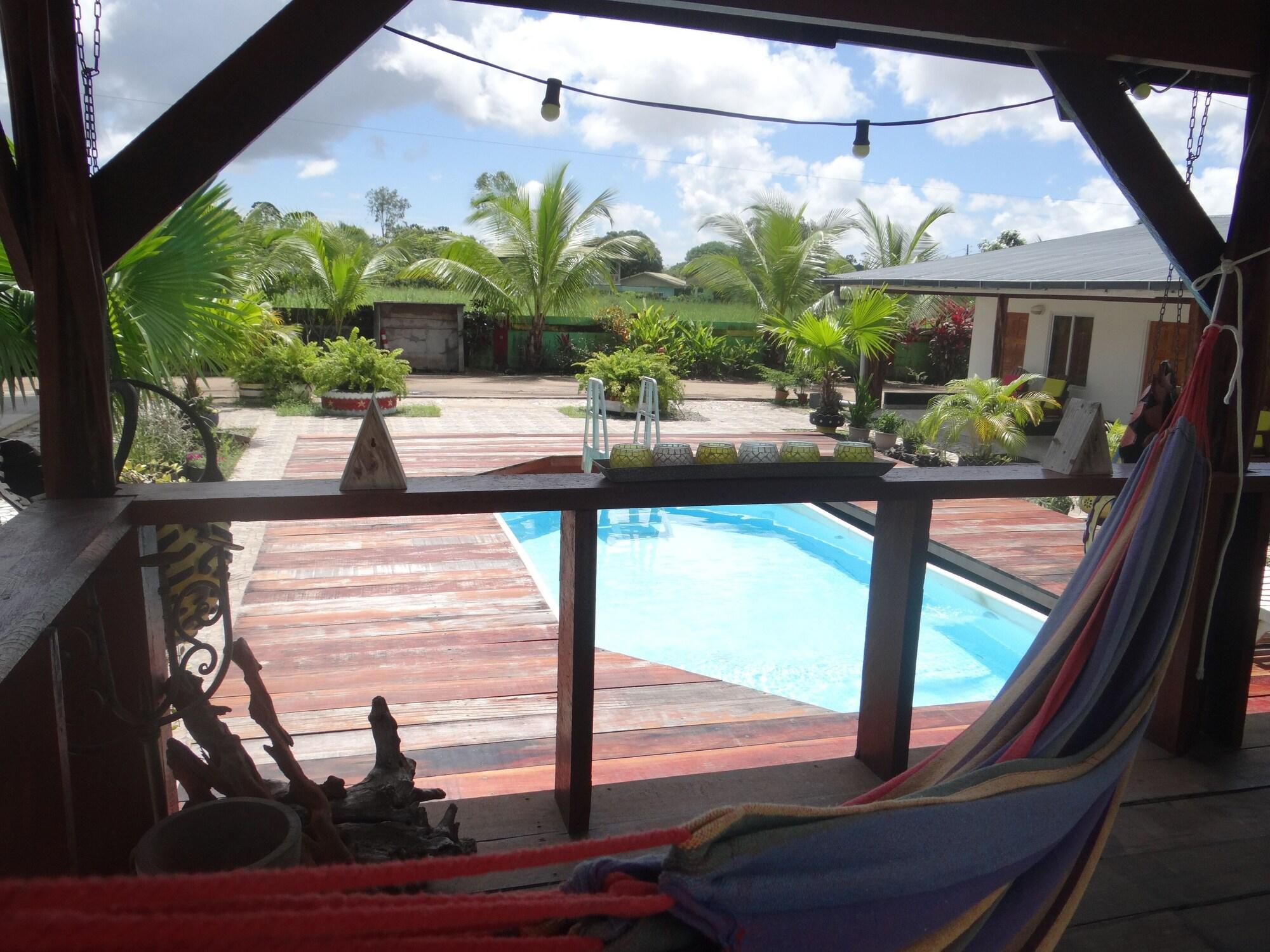 Vista Piscina Sutopia Holiday Resort