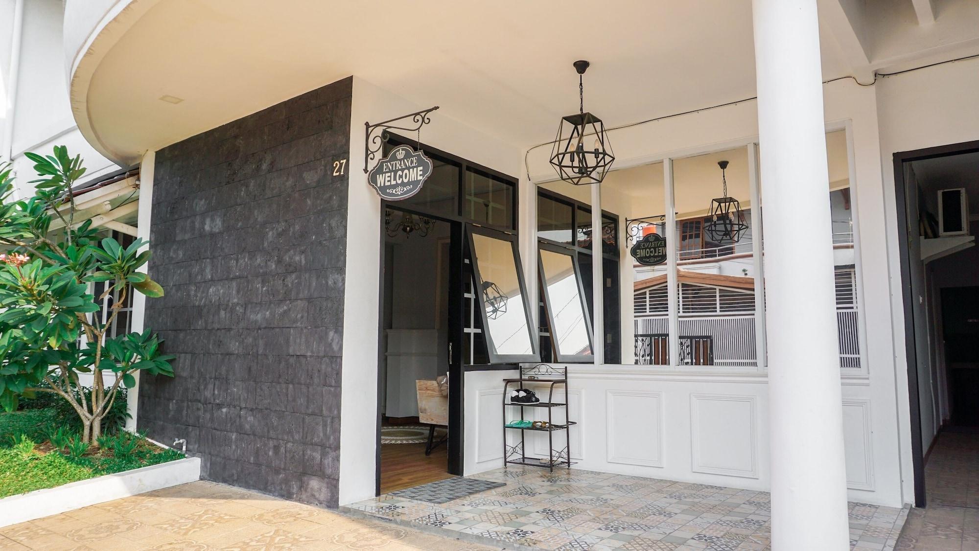 Vista Exterior SPOT ON 2053 Granada Syariah Home Stay
