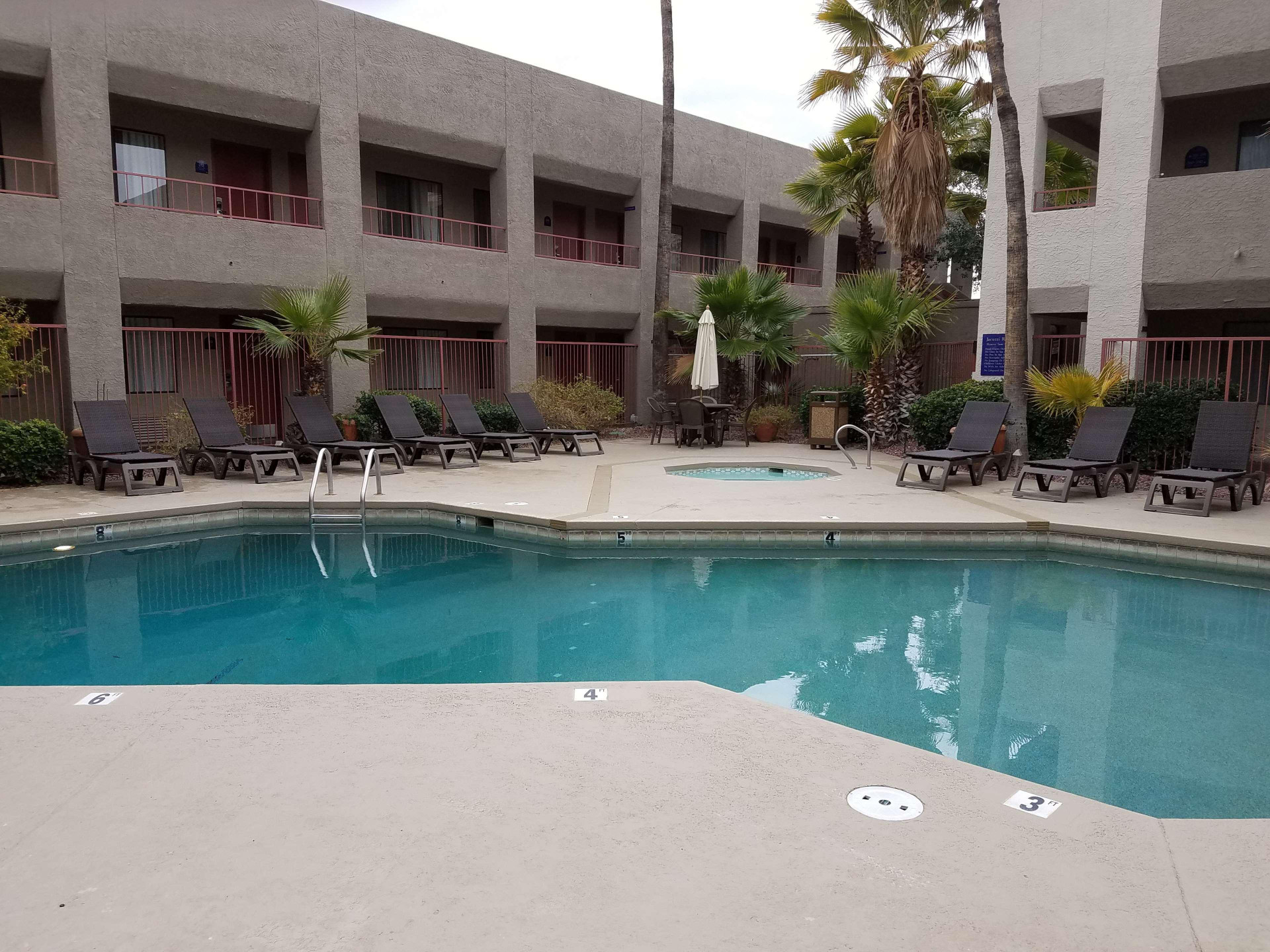Vista Piscina Best Western InnSuites Tucson Foothills Hotel & Suites