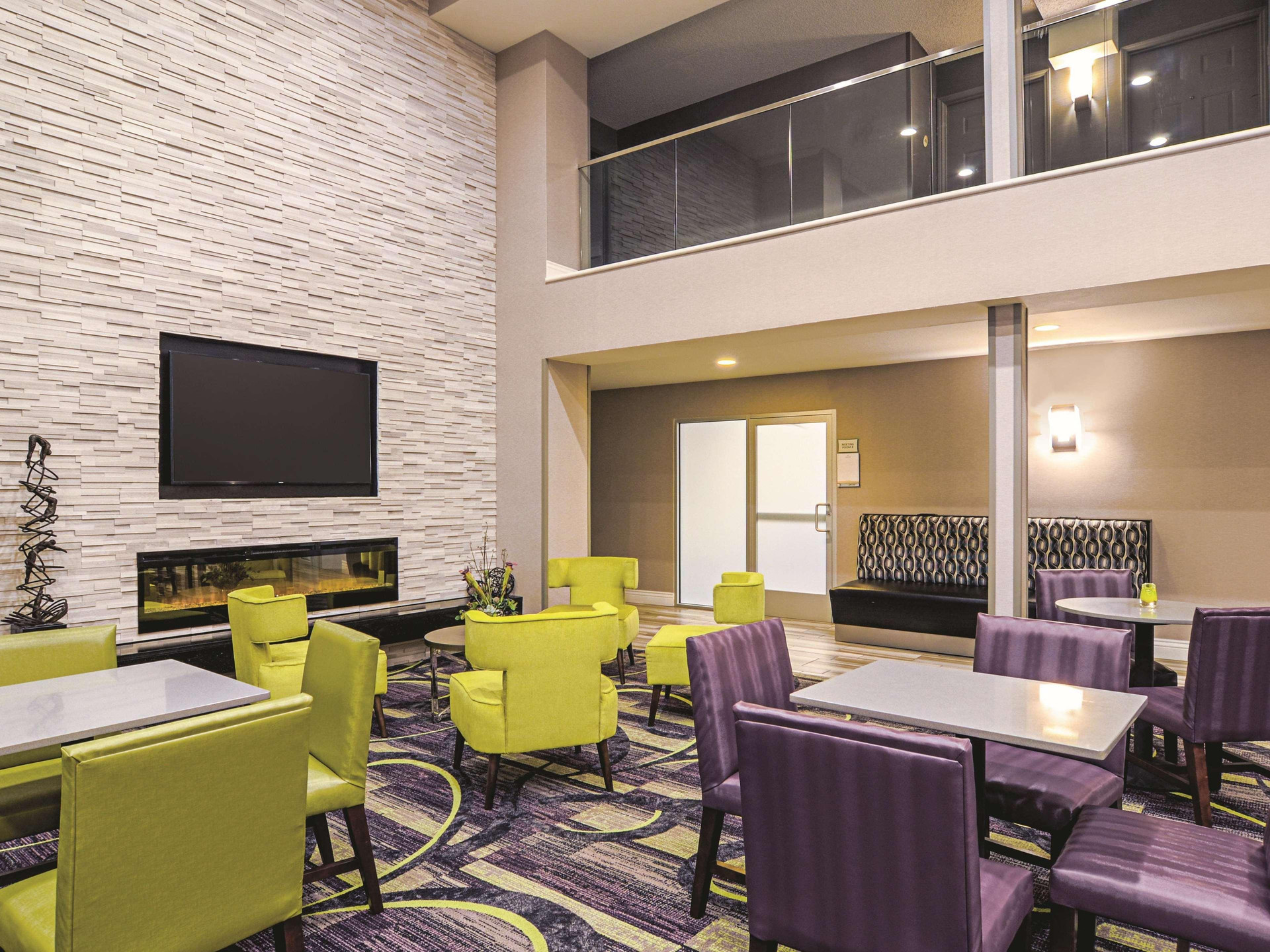 Vista Lobby La Quinta Inn & Suites by Wyndham Denver Airport