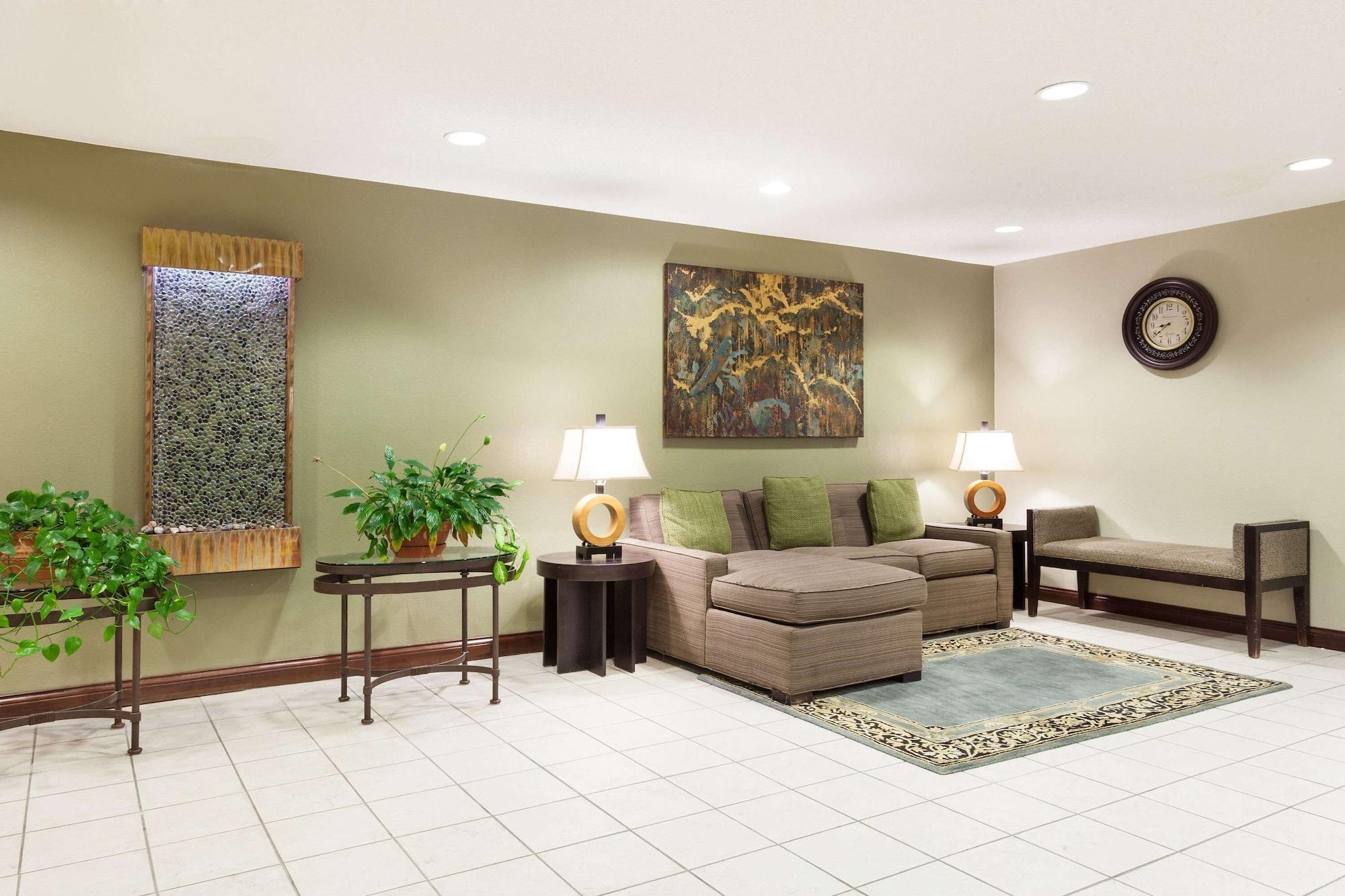 Vista Lobby Baymont by Wyndham Dale