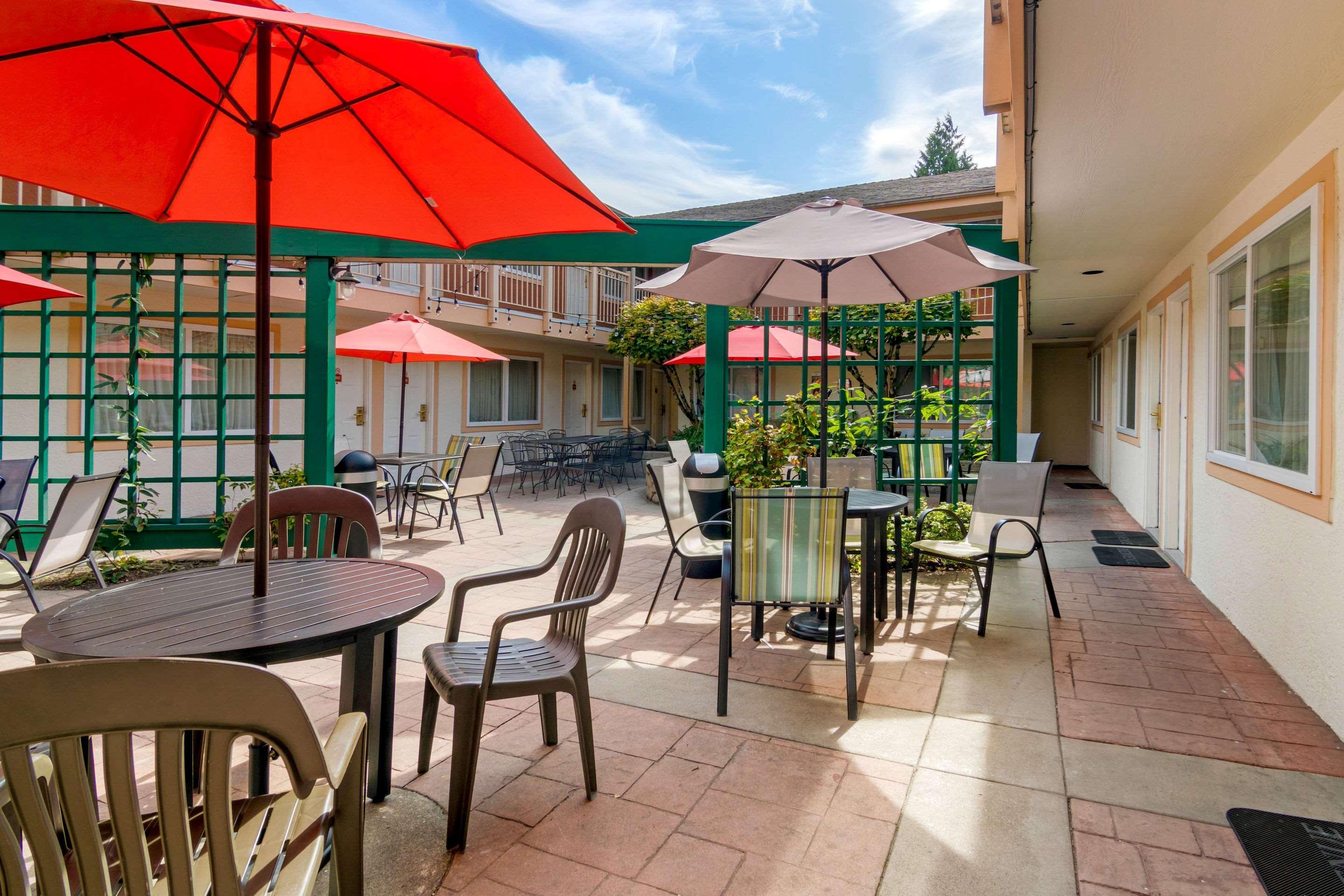 Vista Exterior Econo Lodge Inn & Suites N. Vancouver