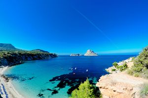 Actividad - Es Vedra Cruise with Aperitif and Drinks - Guided Tour
