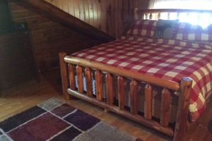 Alquiler Vacacional - Rustic log cabin with large loft 3 total bedrooms rustic log railings