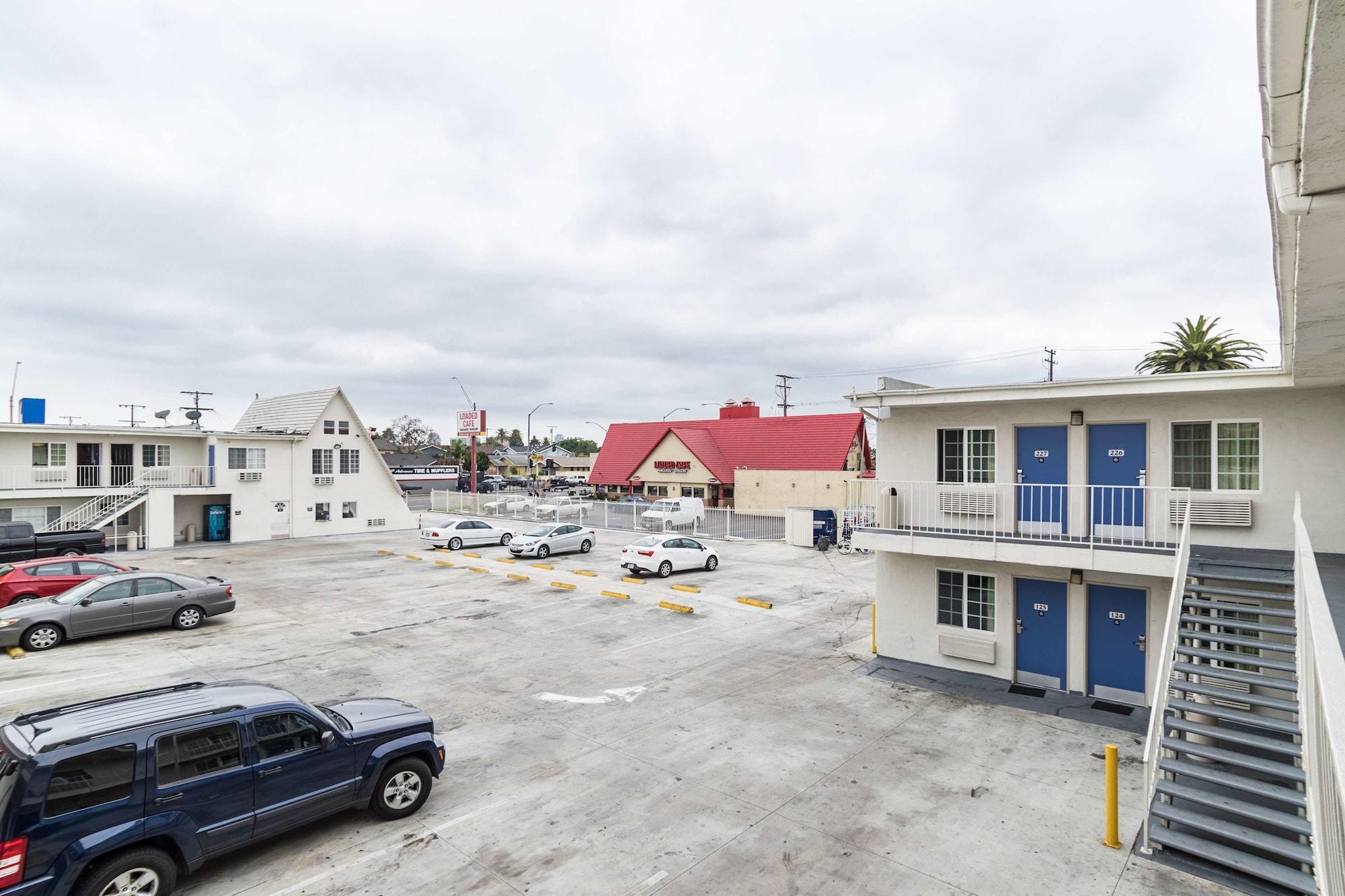 Vista Exterior Motel 6 Long Beach, CA - International City