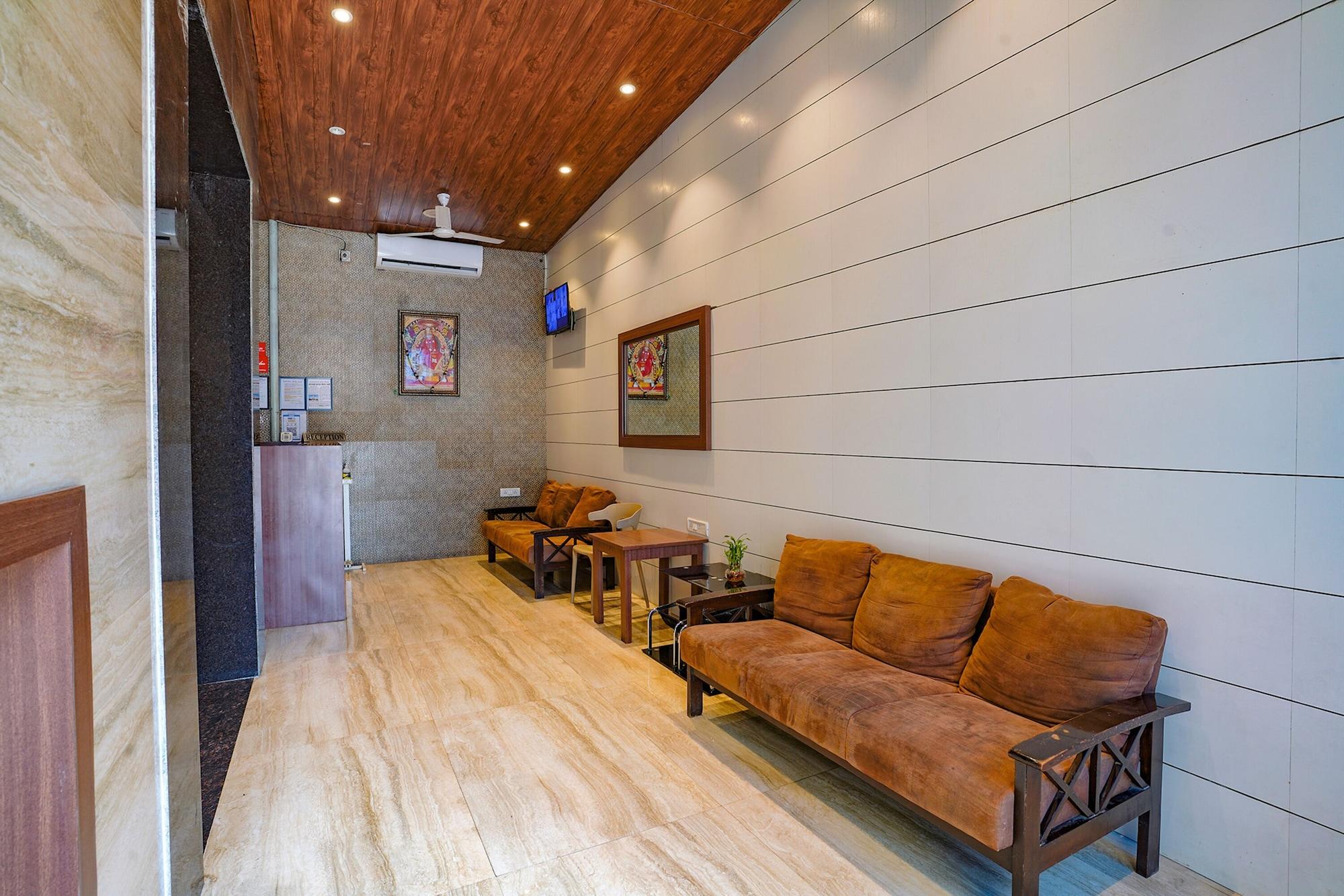 Vista Lobby Fabhotel Starwood Residency