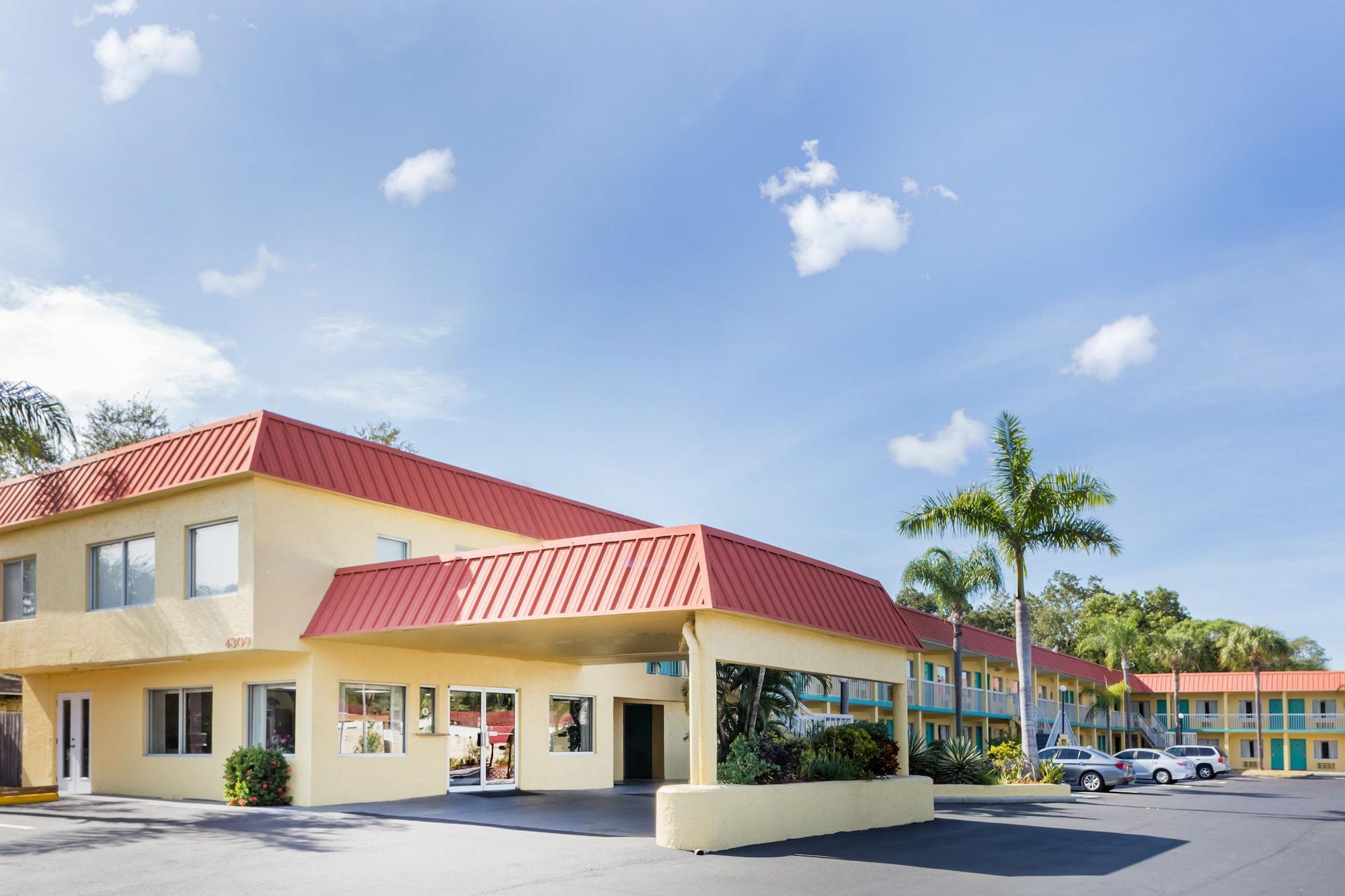 Vista Exterior Super 8 by Wyndham Sarasota Near Siesta Key