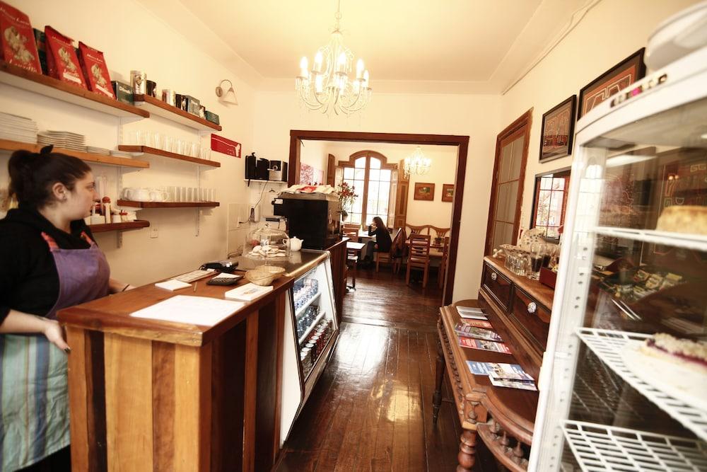 Bar/Salón Conchita Flores B&B