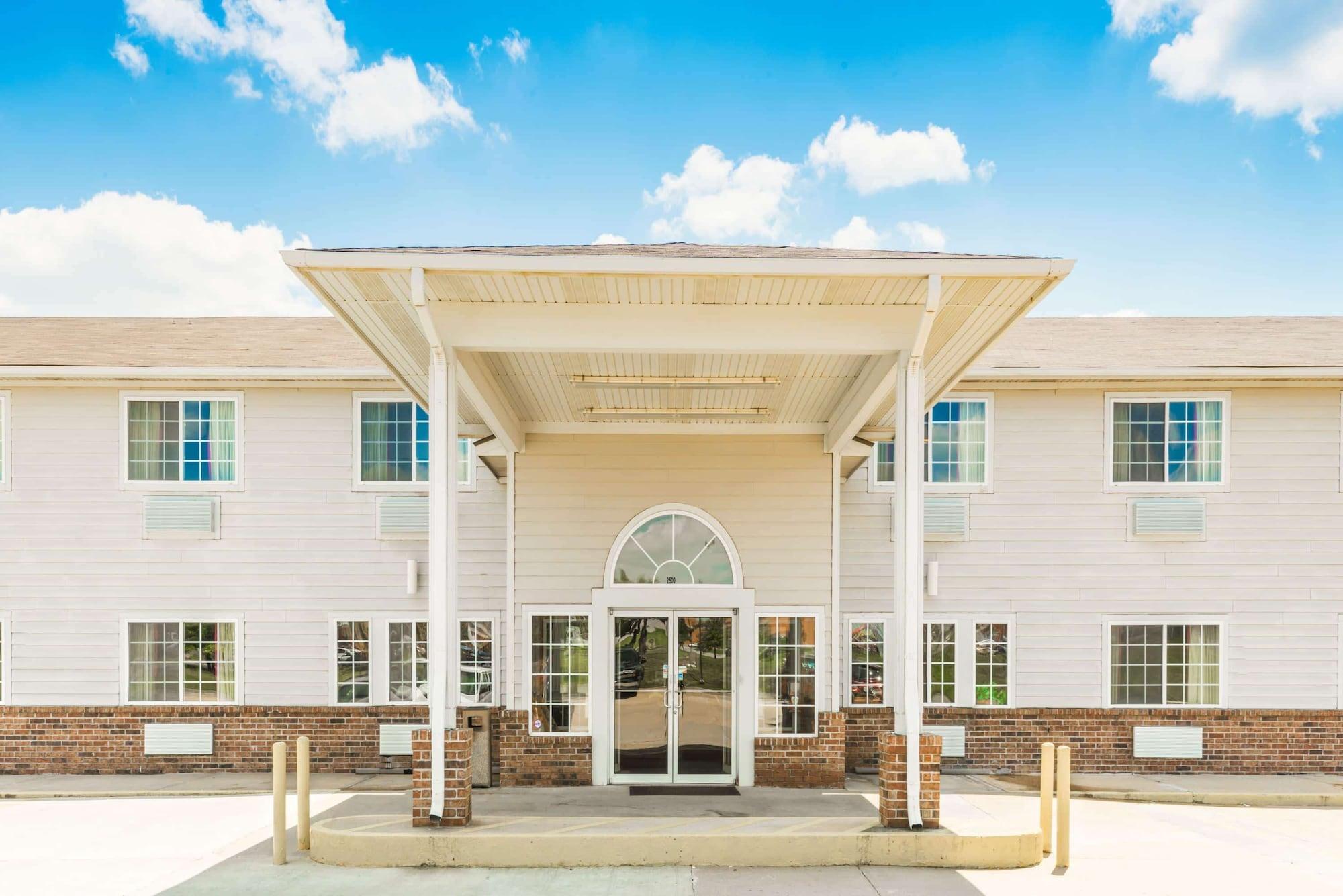 Vista Exterior Super 8 by Wyndham Platte City Kansas City Area Airport