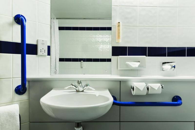 Baño Days Inn by Wyndham Warwick North M40