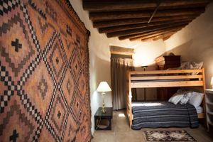 Alquiler Vacacional - Palace Of Miracles: Hot Tub, Lounge Spaces, +Casita, mtn views,5 courtyrds,6 FPs