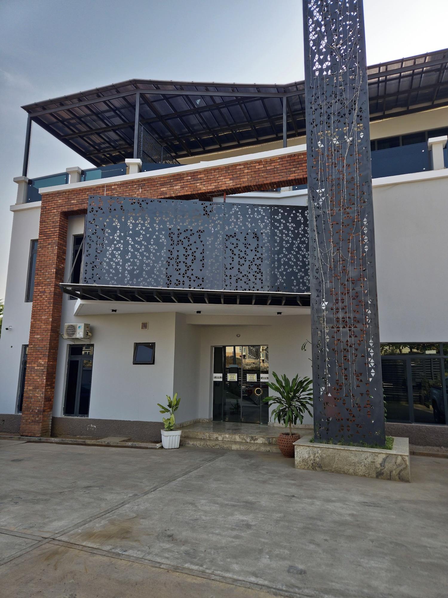 Vista Exterior Raynez Resort