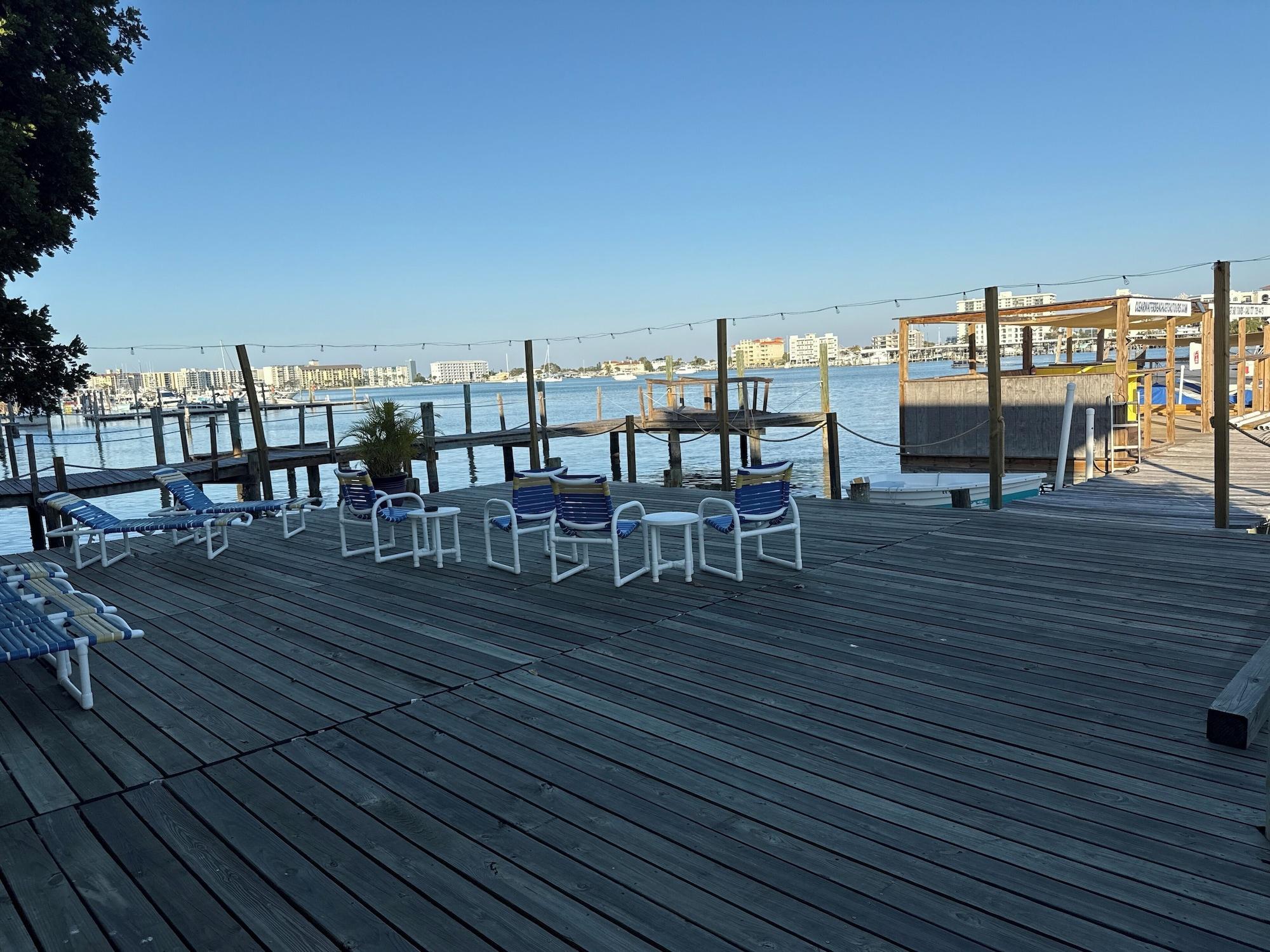 Vista Exterior Barefoot Bay Resort & Marina