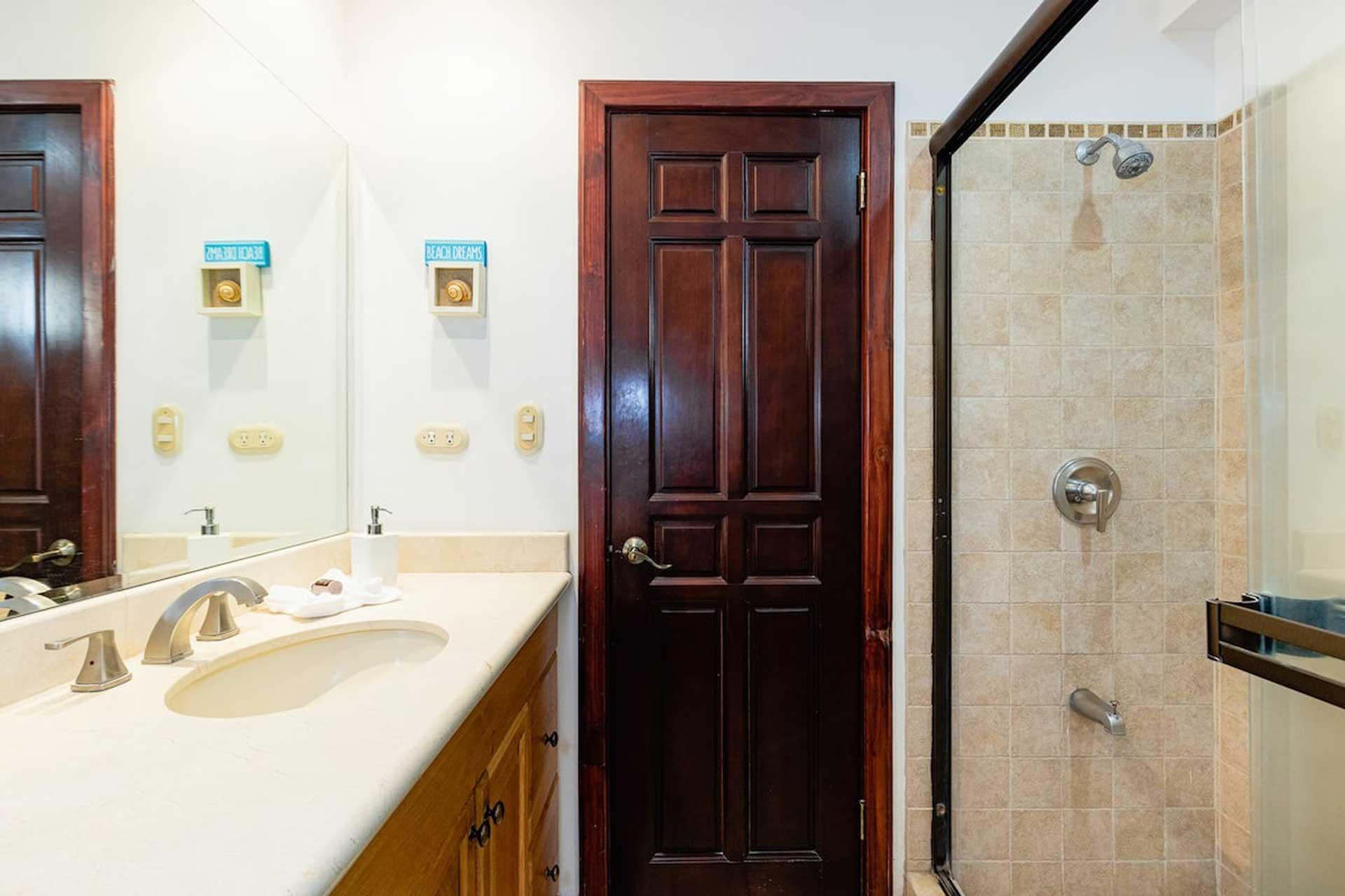Baño Newly remodeled unit in Flamingo with sweeping ocean views from big terrace