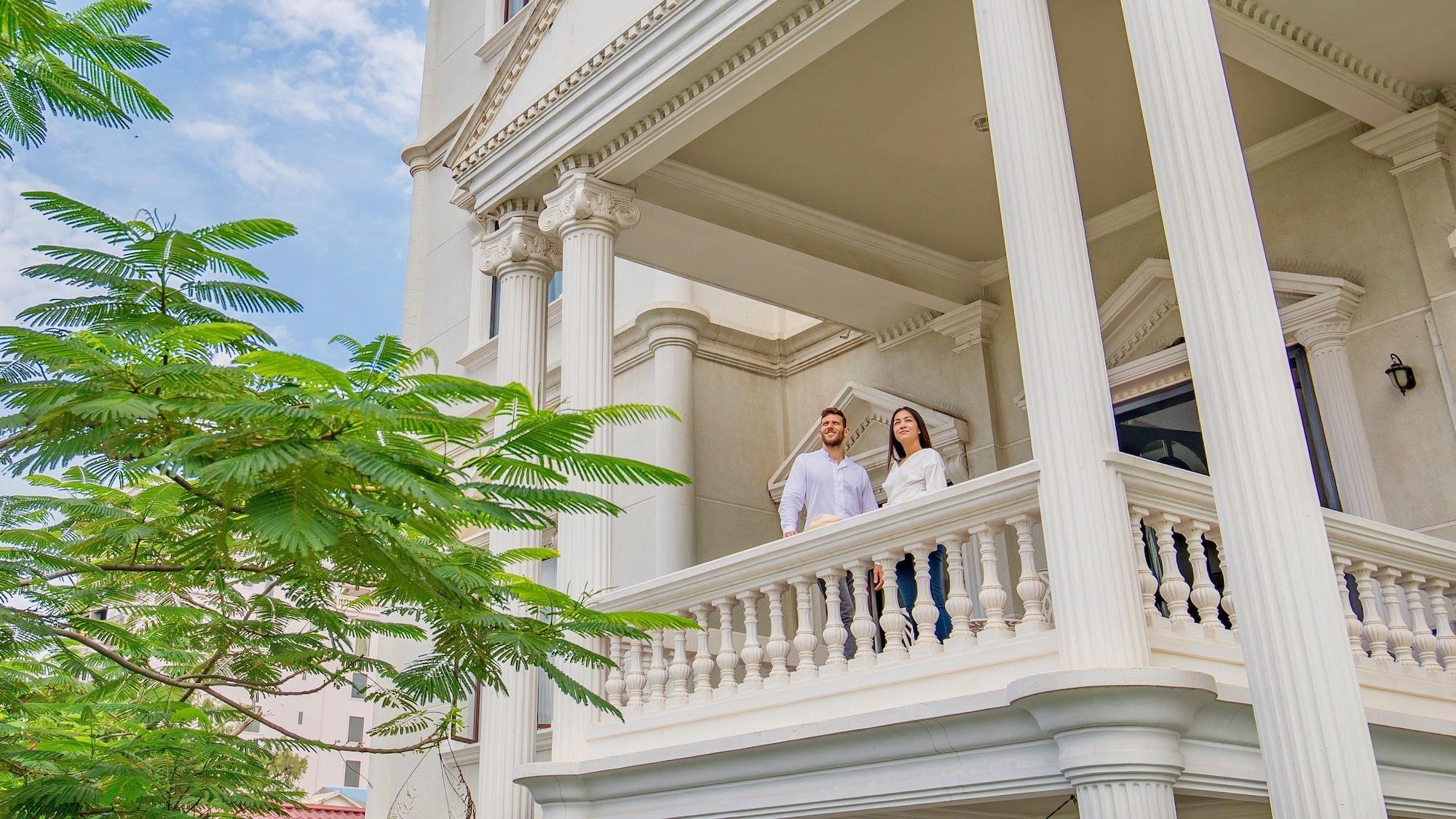 Vista Exterior White Mansion