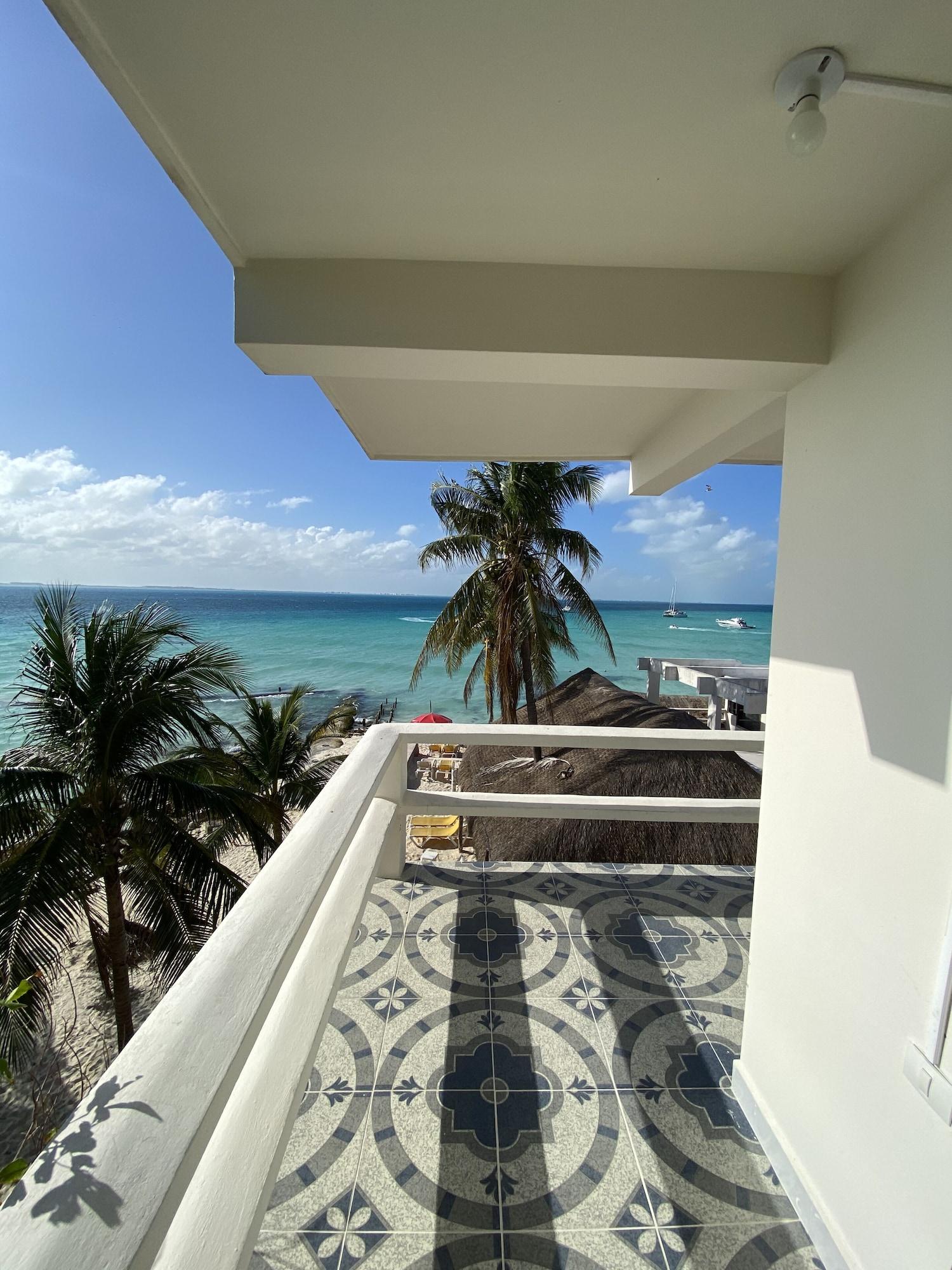 Vista Exterior Chichis and Charlies Beachfront