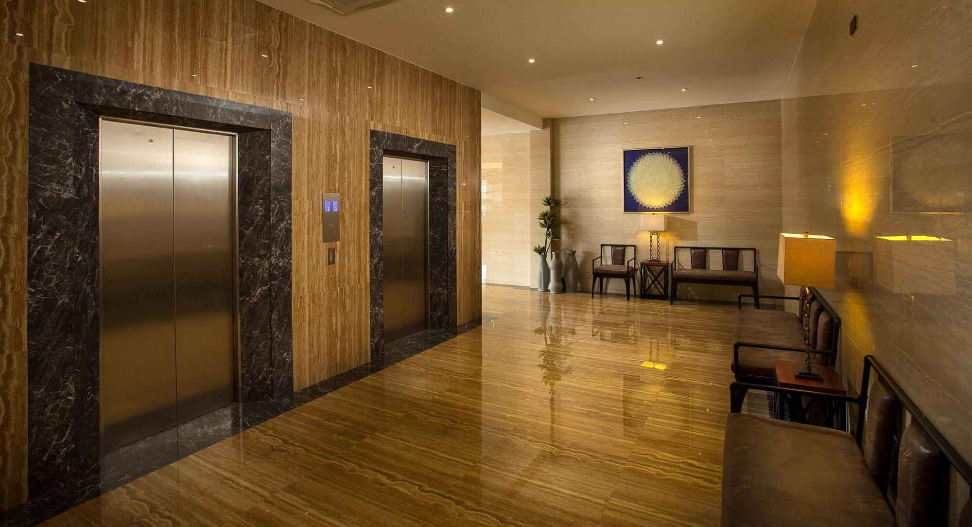 Vista Lobby Lotus Blu Hotel