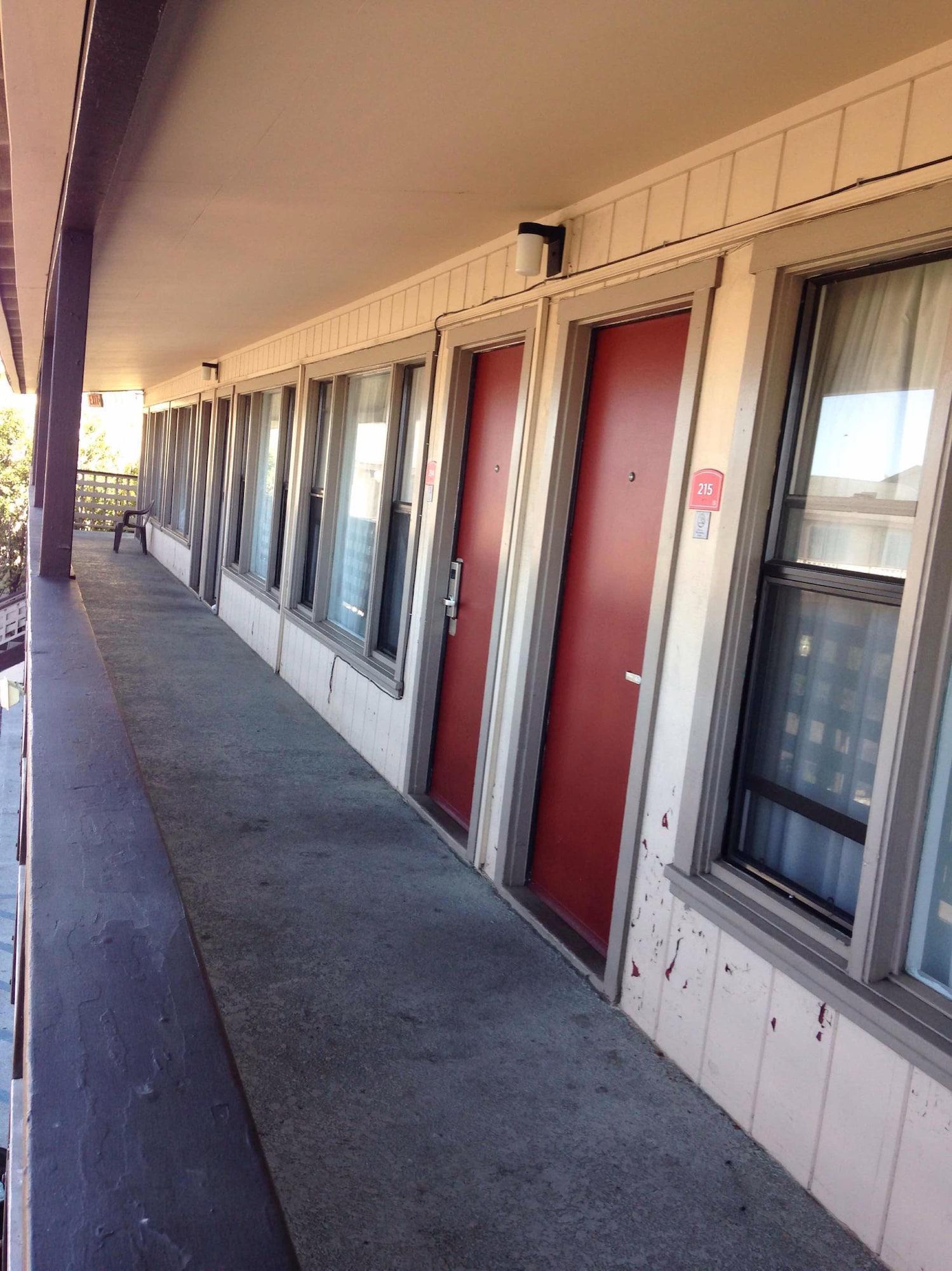 Vista Lobby Rockview Inn and Suites