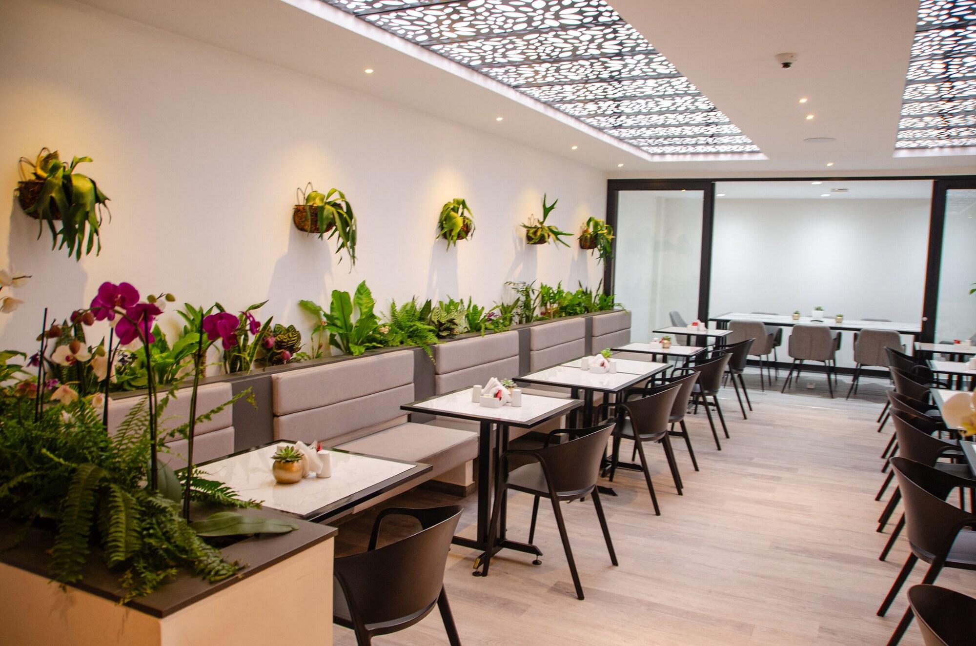 Restaurant Hotel ByHours Las Americas