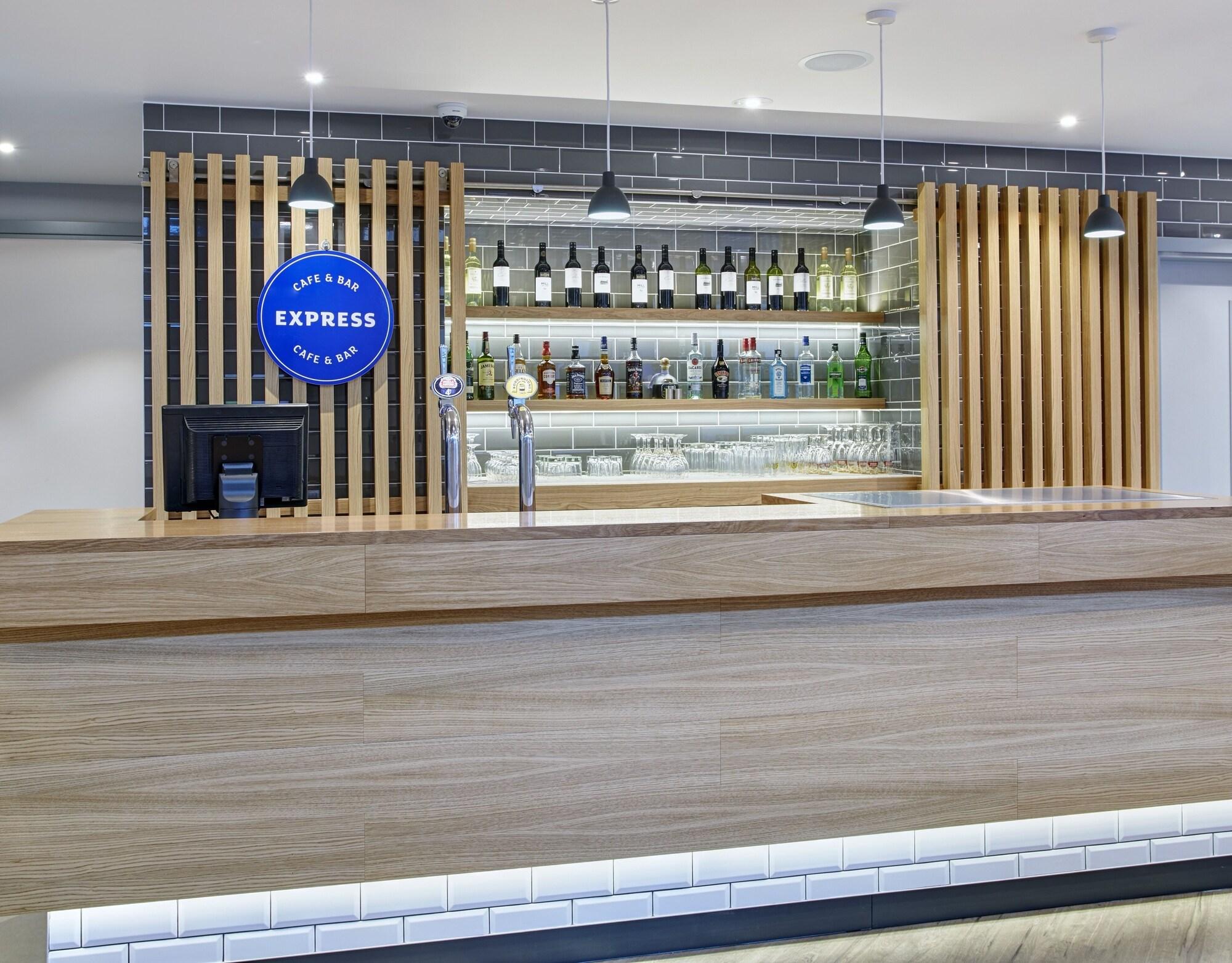 Bar/Salón Holiday Inn Express Wiesbaden by IHG