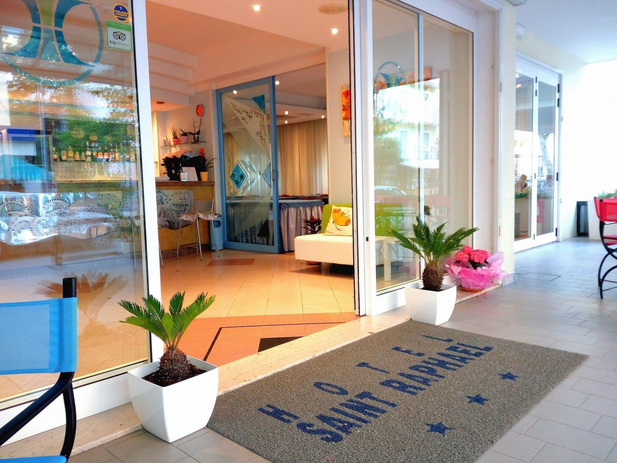 Vista Exterior Hotel Saint Raphael