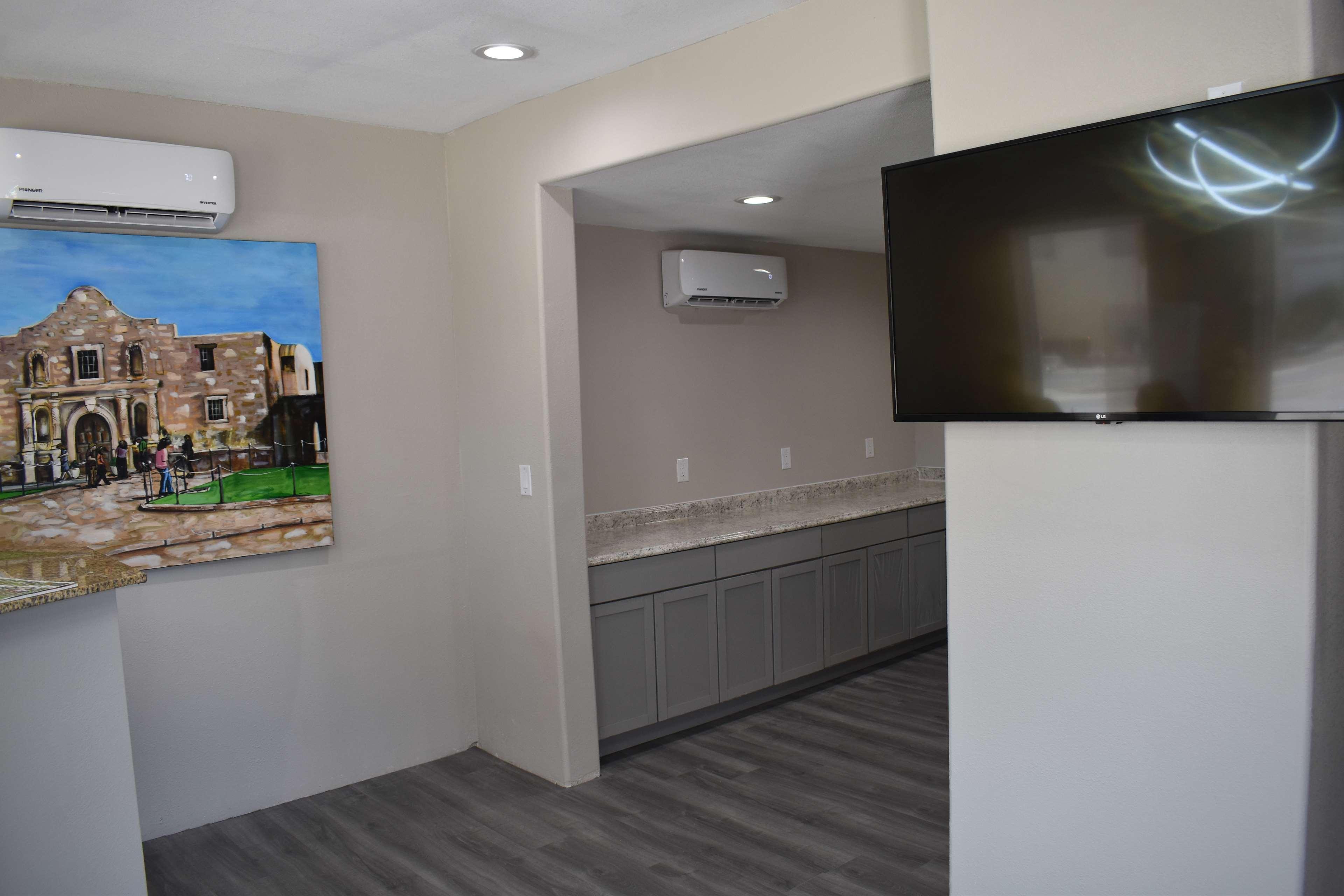 Vista Lobby Days Inn by Wyndham San Antonio Alamo/Riverwalk