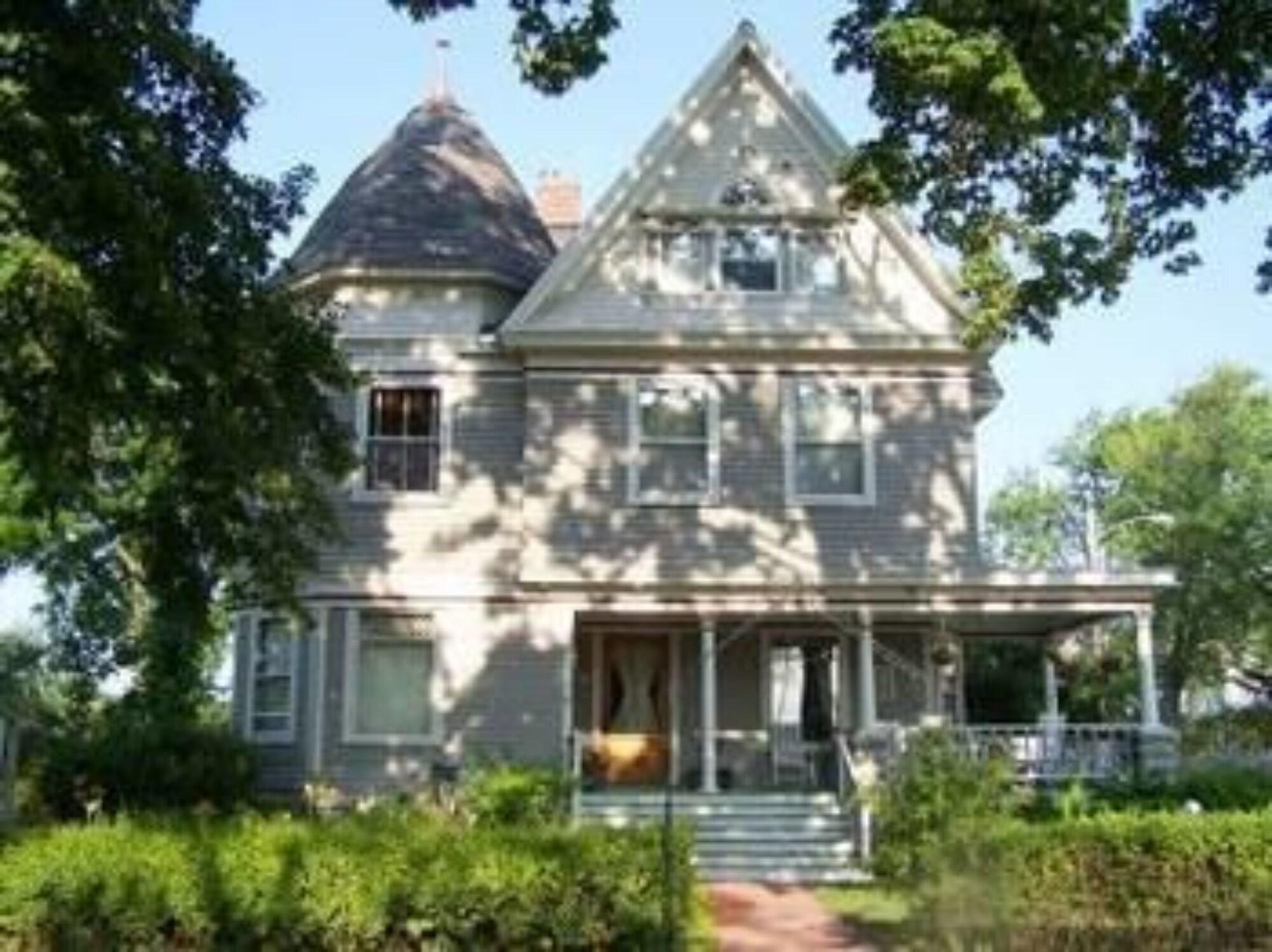 Varios McConnell Inn