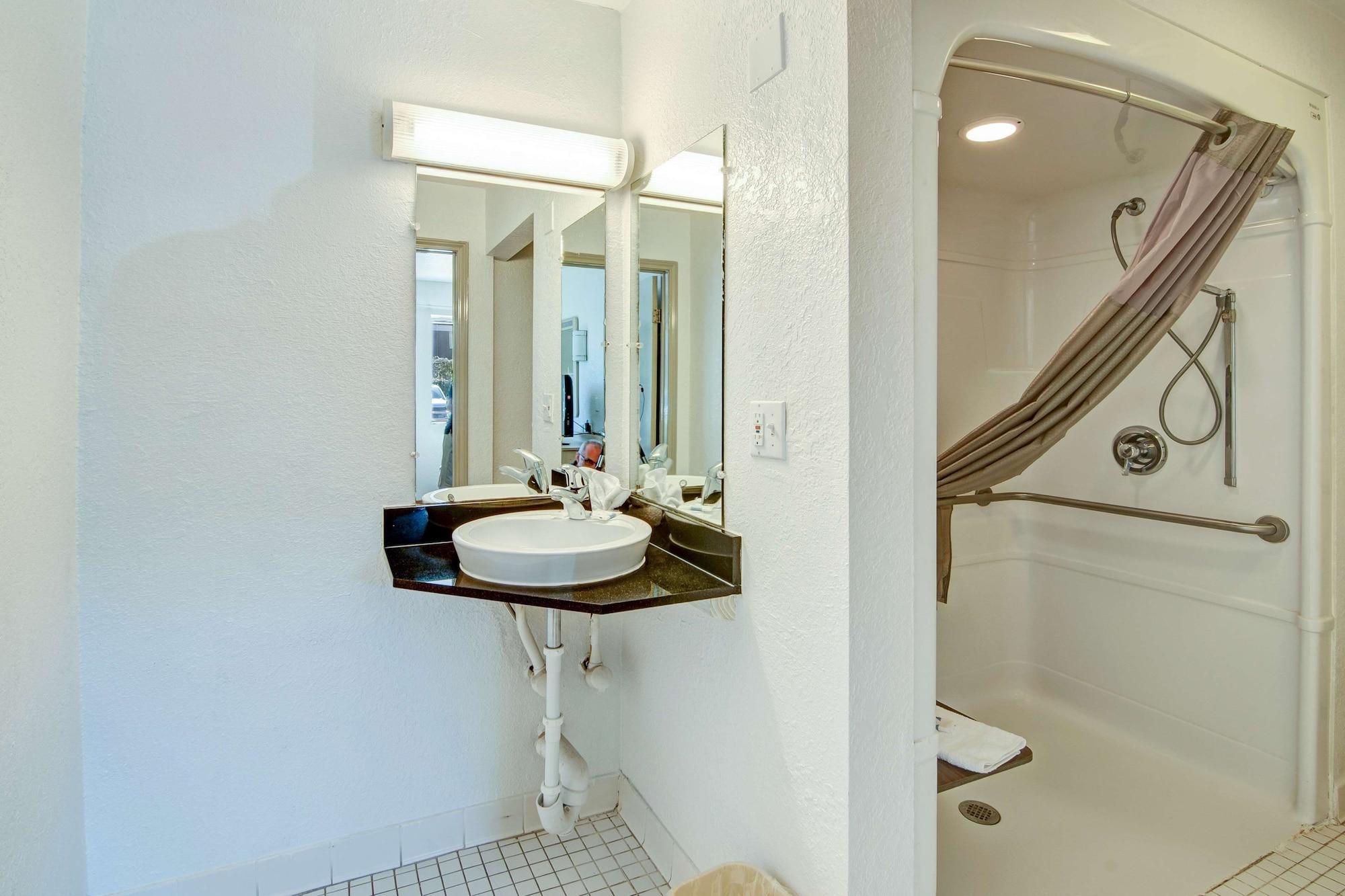 Baño Studio 6 Grand Prairie, TX