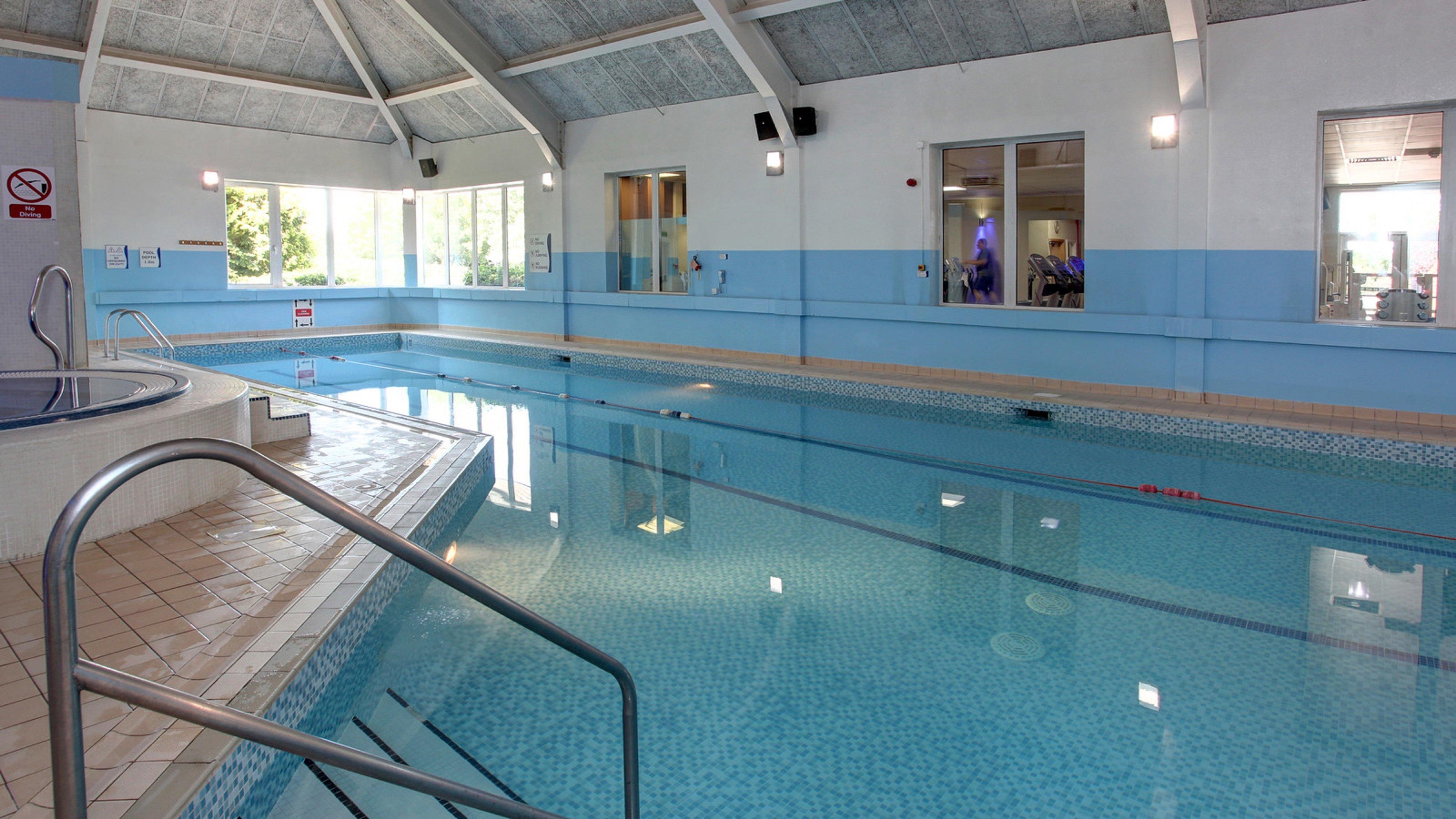 Vista Piscina Holiday Inn Aylesbury by IHG