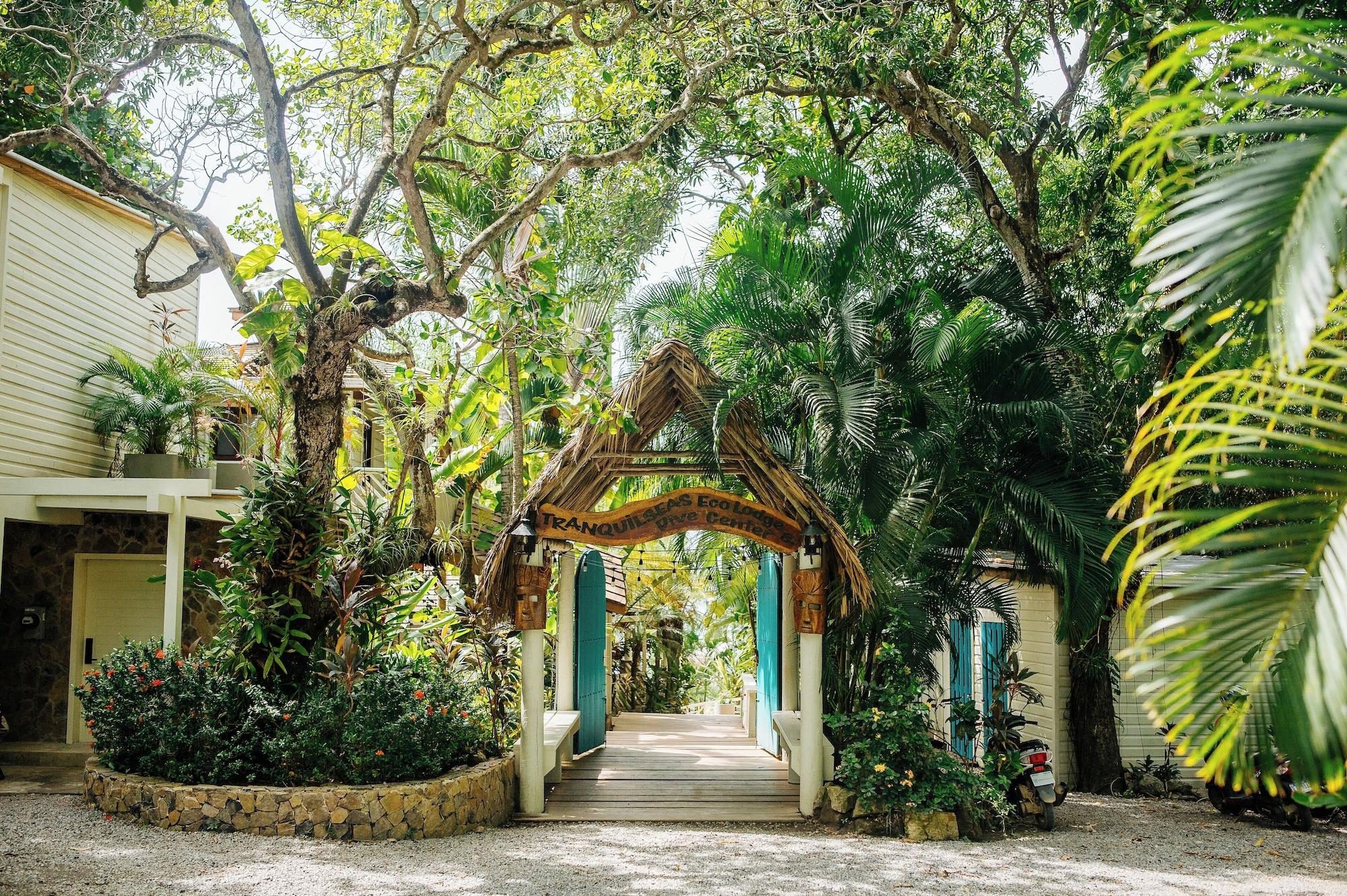 Vista Exterior Tranquilseas Eco Lodge & Dive Center