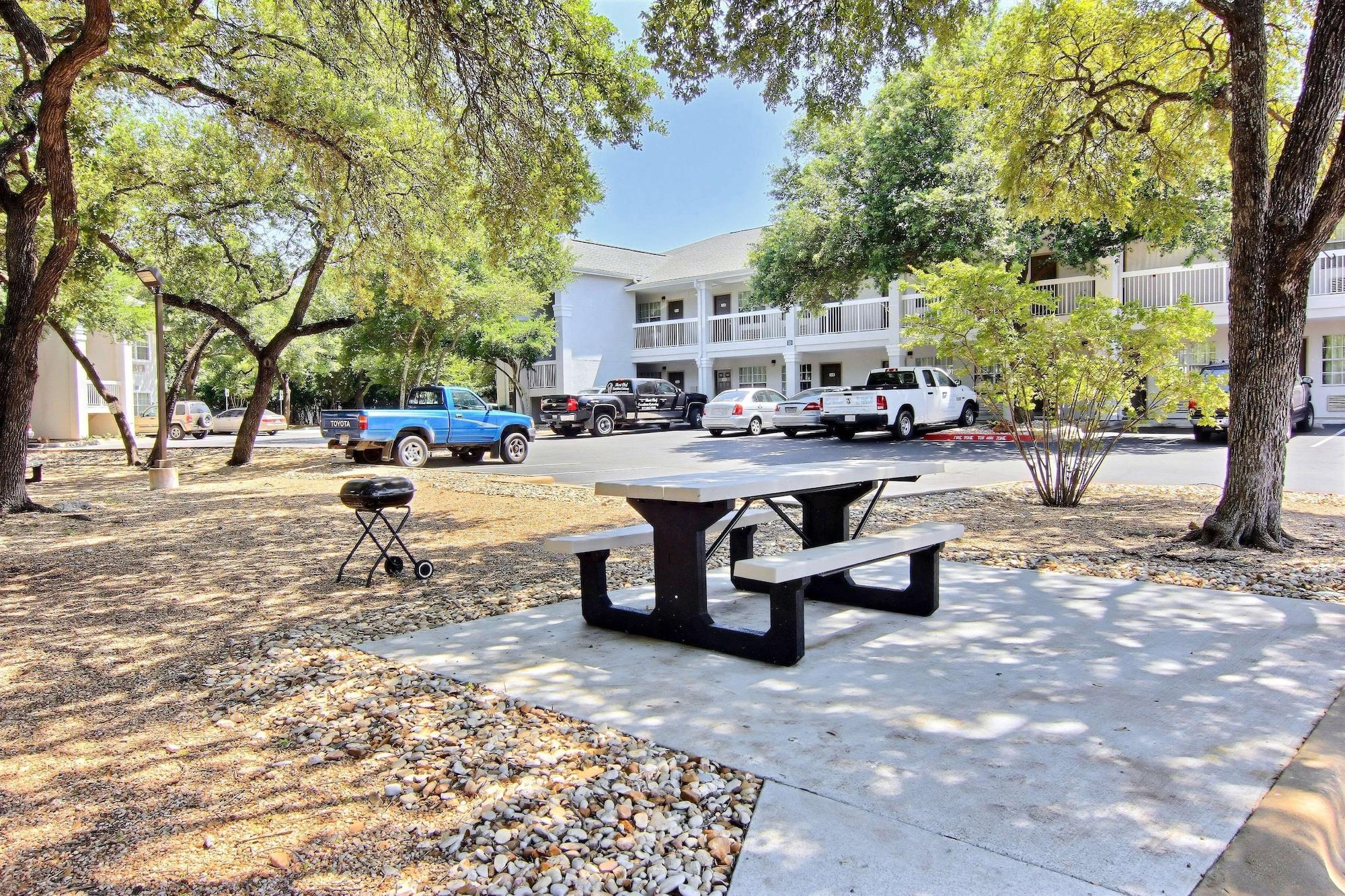 Bar/Salón Studio 6 Austin, TX - Northwest