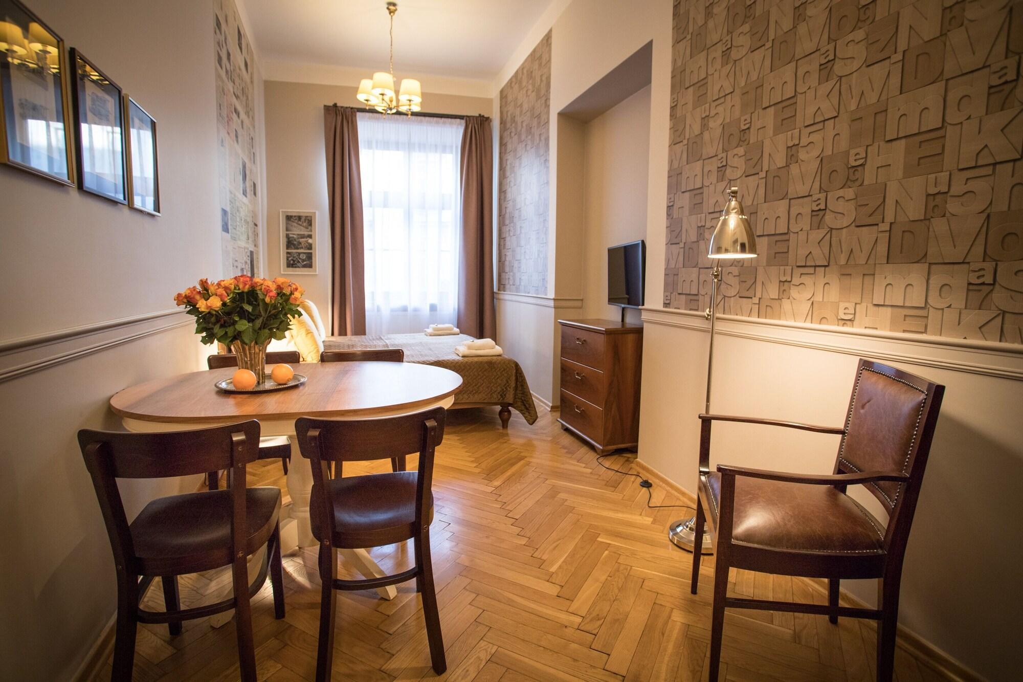 Vista Lobby Scharffenberg Apartments Main Square