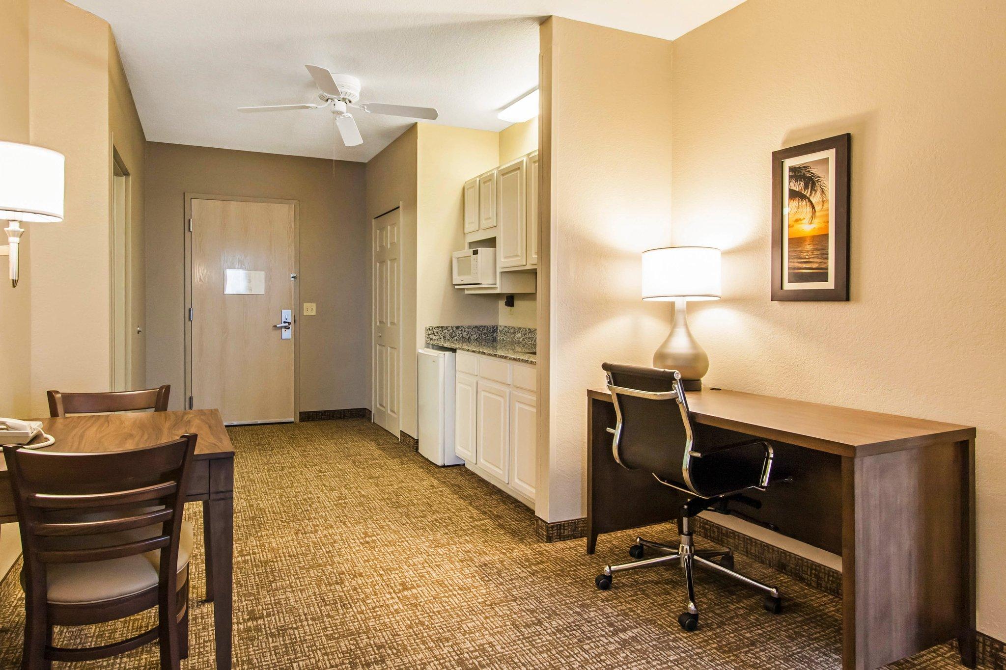 Hotel Comfort Suites Maingate East