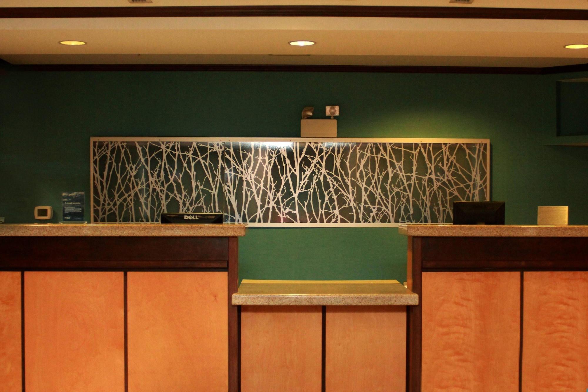 Vista Lobby Fairfield Inn & Suites by Marriott Fairmont