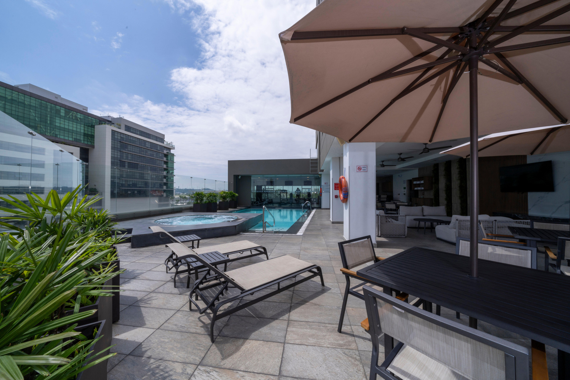 Vista Piscina Holiday Inn Guayaquil Airport by IHG