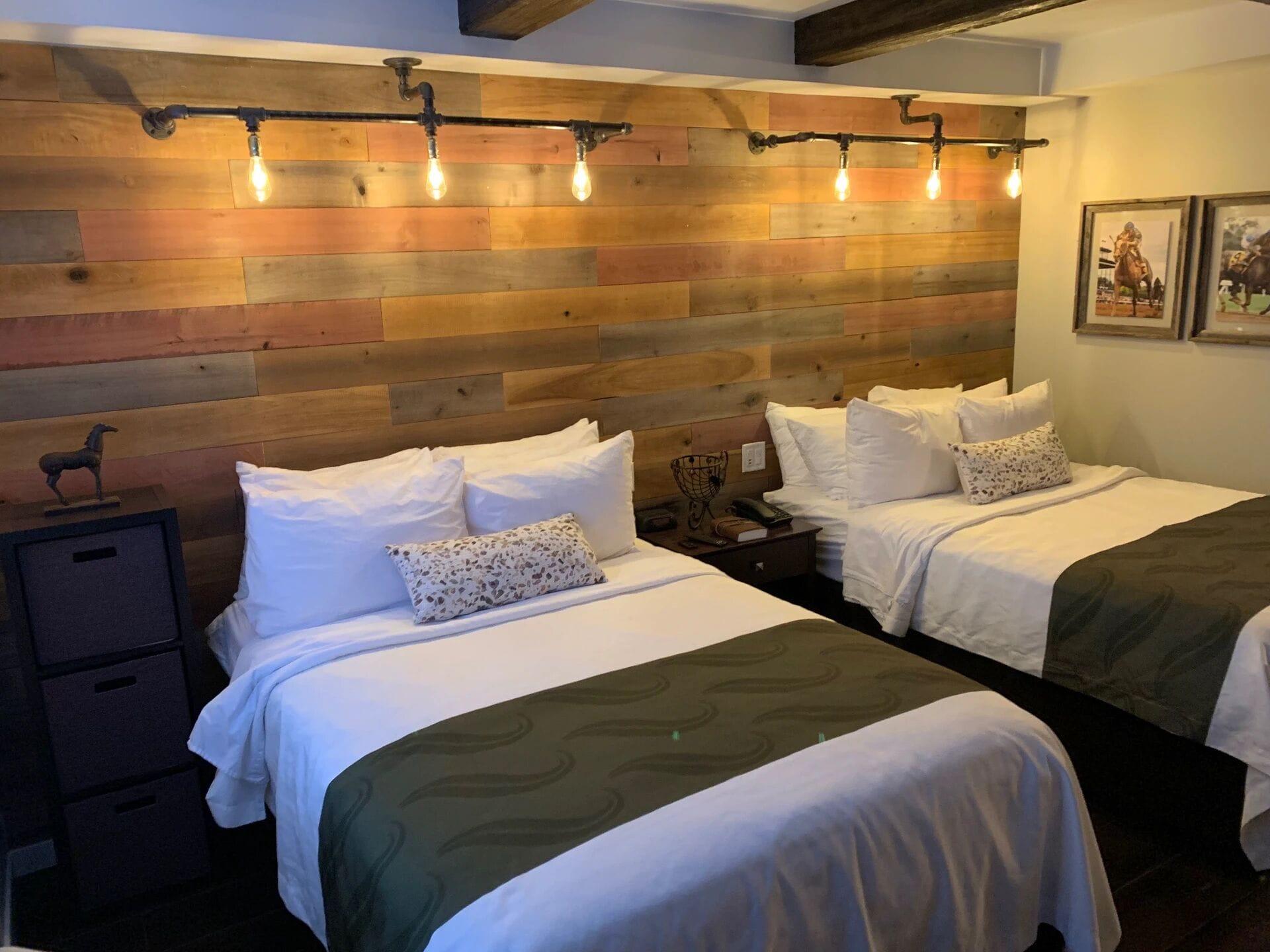 Varios Cedar Stables Inn and Suites