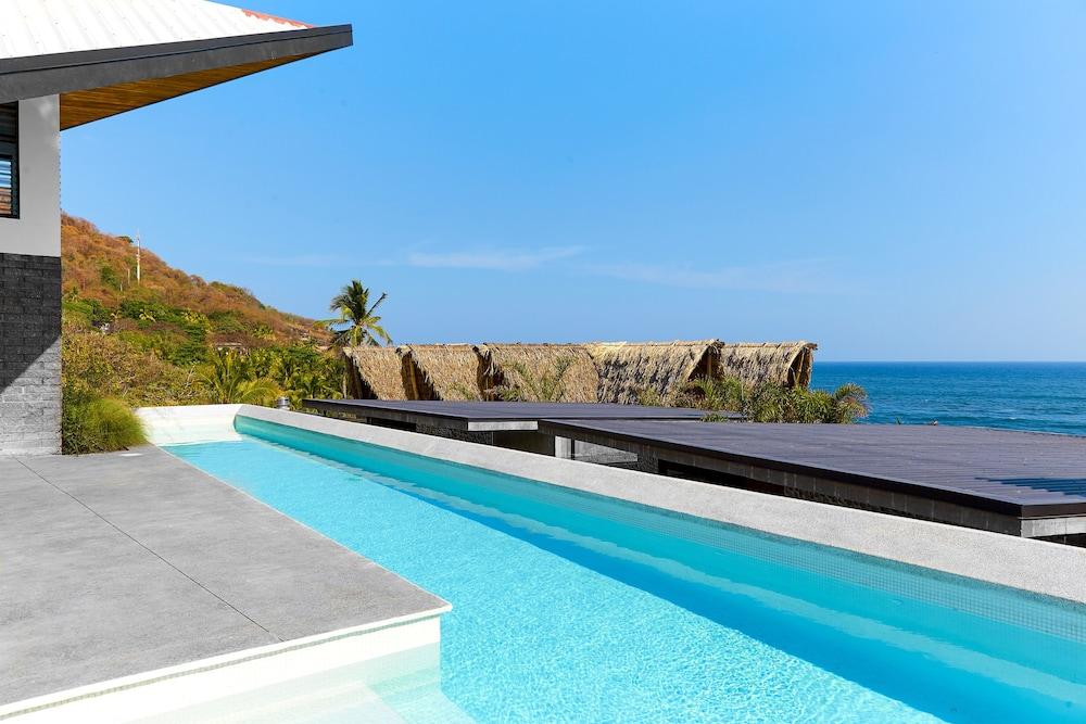 Vista Piscina Puro Surf Hotel and Academy