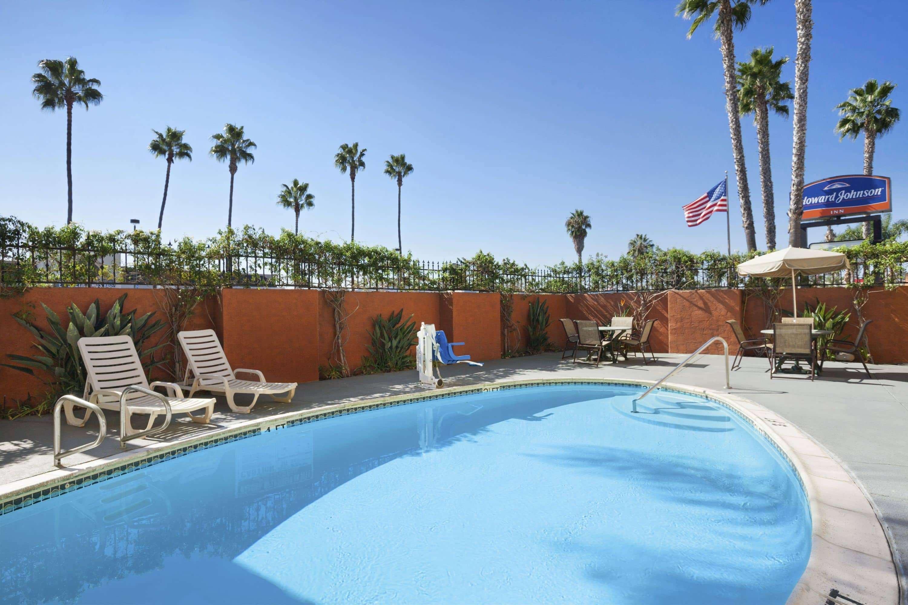 Vista Piscina Howard Johnson by Wyndham San Diego Sea World