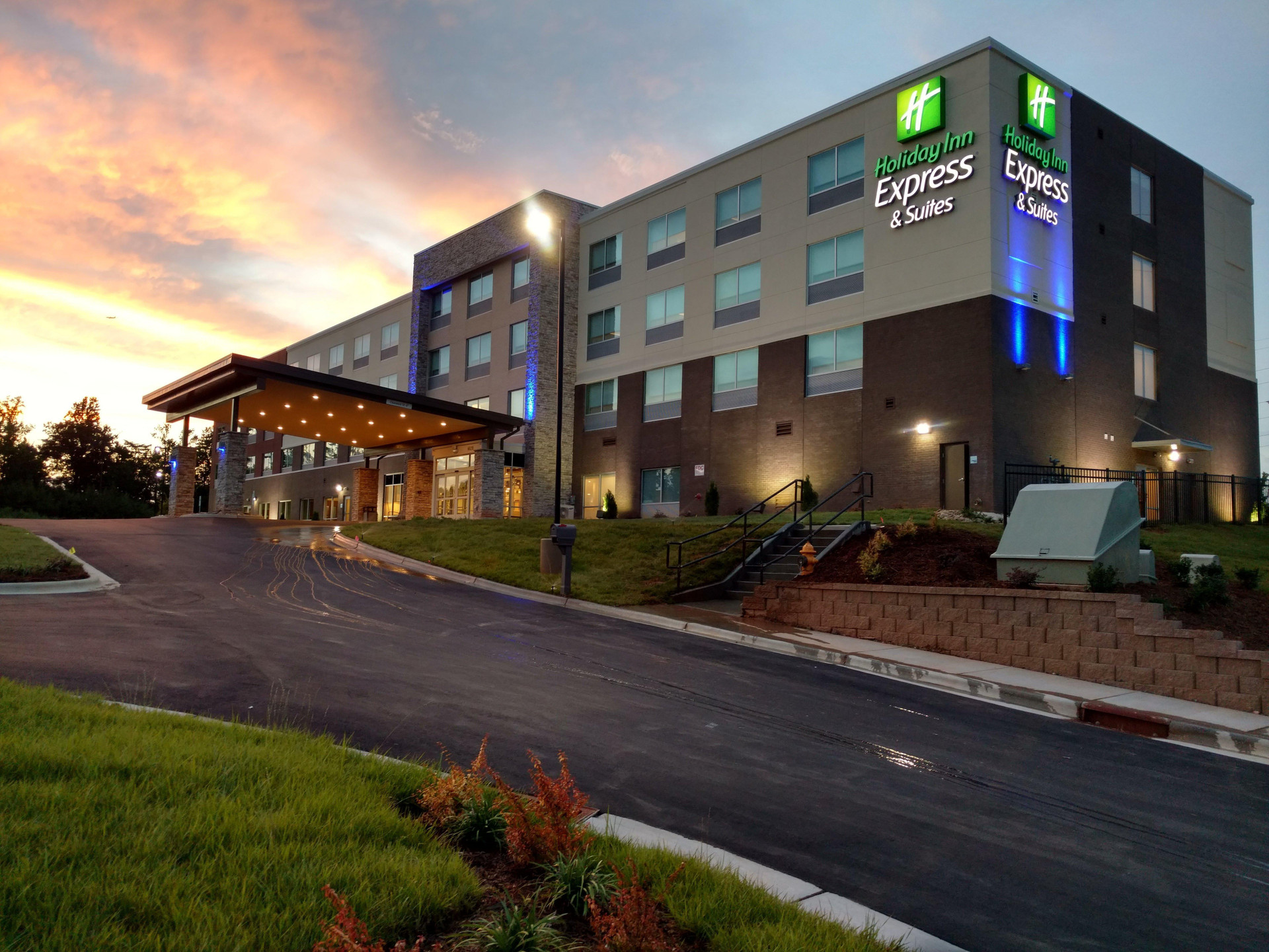 Vista Exterior Holiday Inn Express and Suites Charlotte NE - Univ