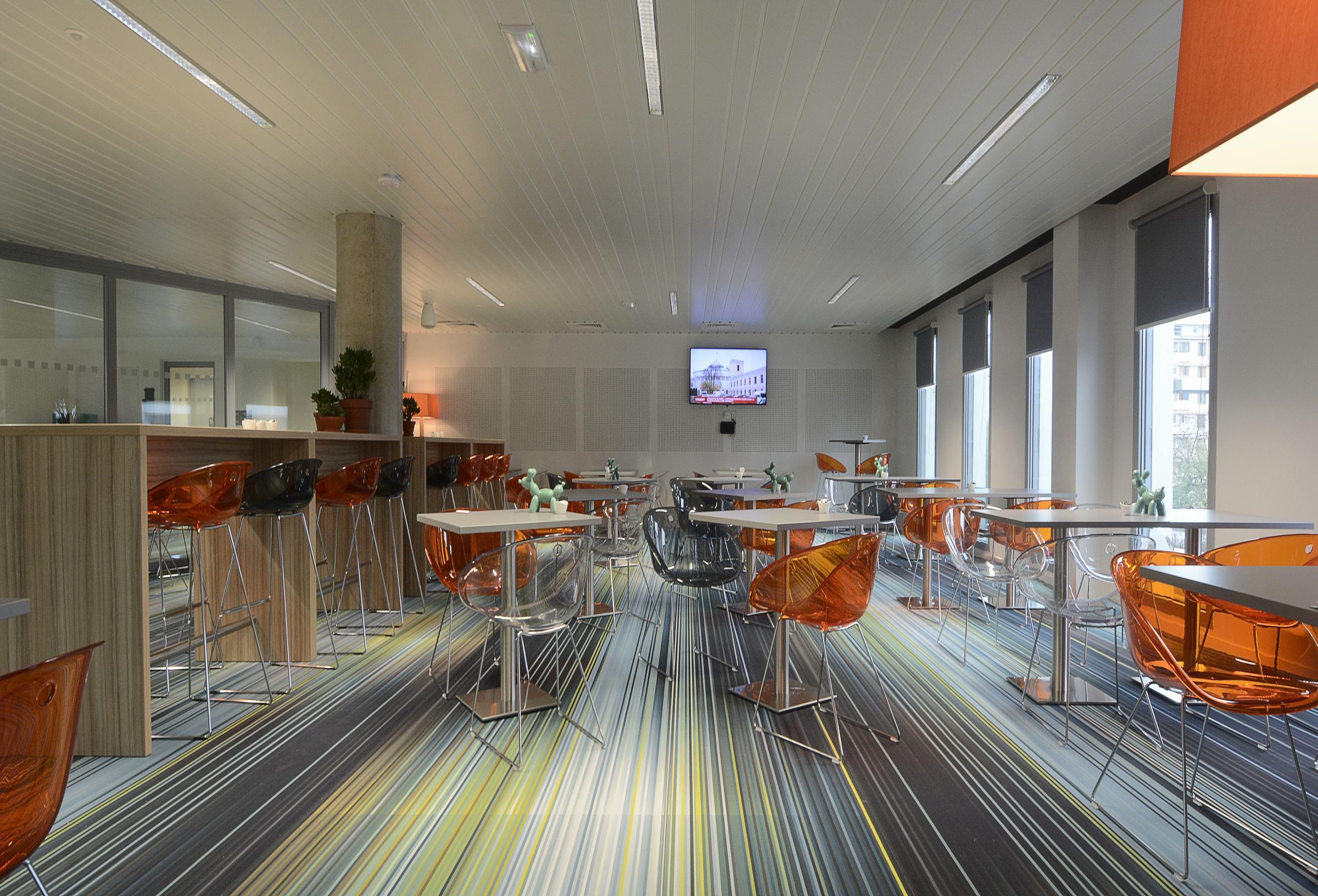 Bar/Salón Lodge In MIS