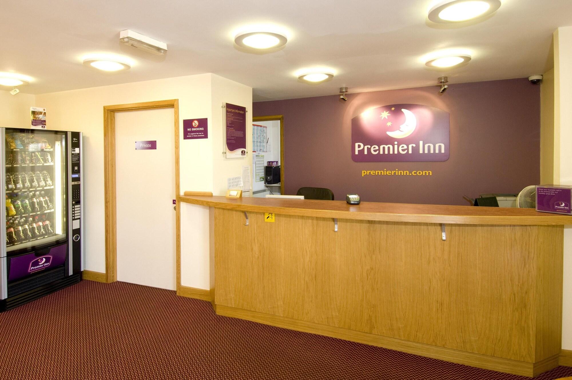 Vista Lobby Premier Inn Gloucester Business Park