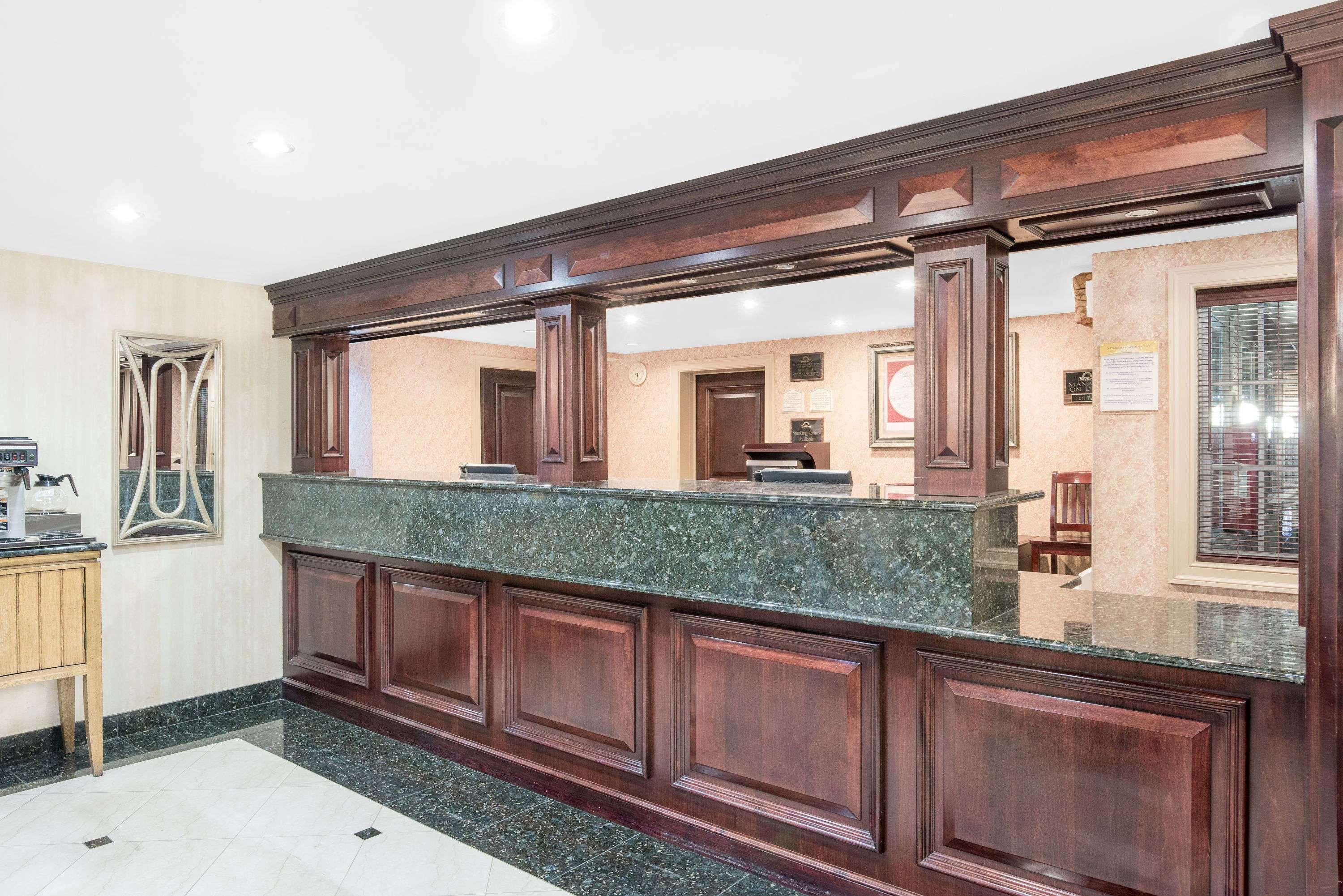 Vista Lobby Days Inn Springfield Phil. Intl Airport