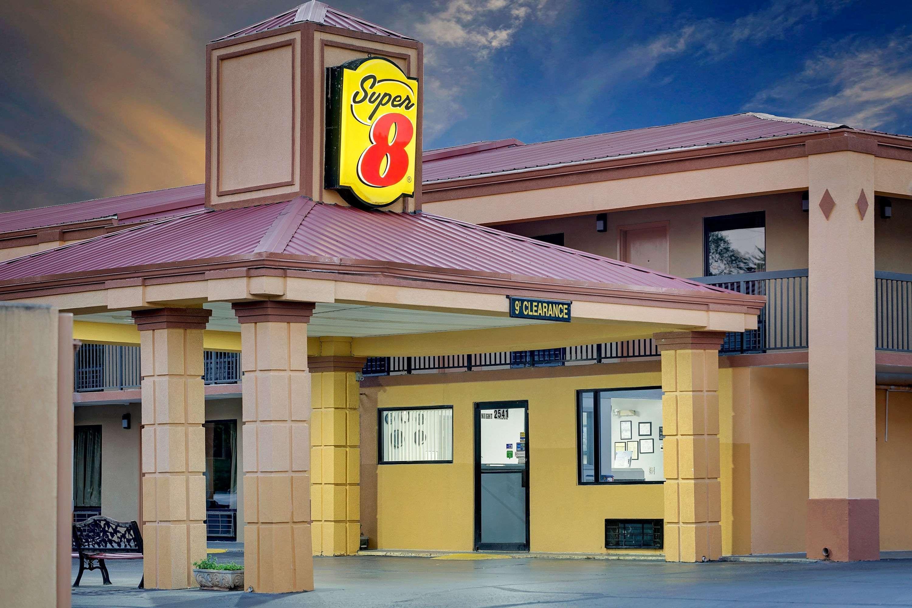 Vista Exterior Super 8 by Wyndham Athens