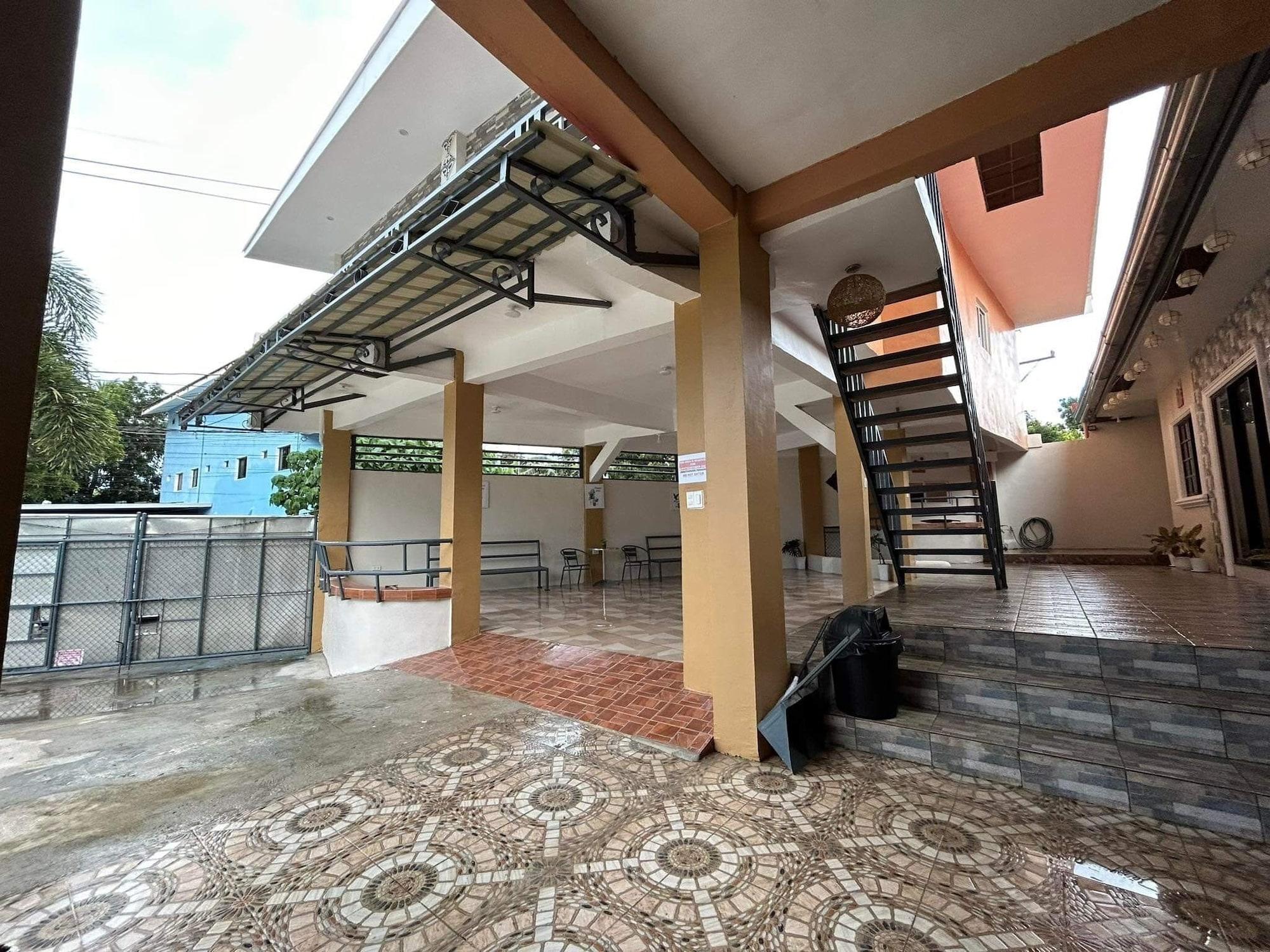 Vista Exterior Evangeline Garden and Lodge