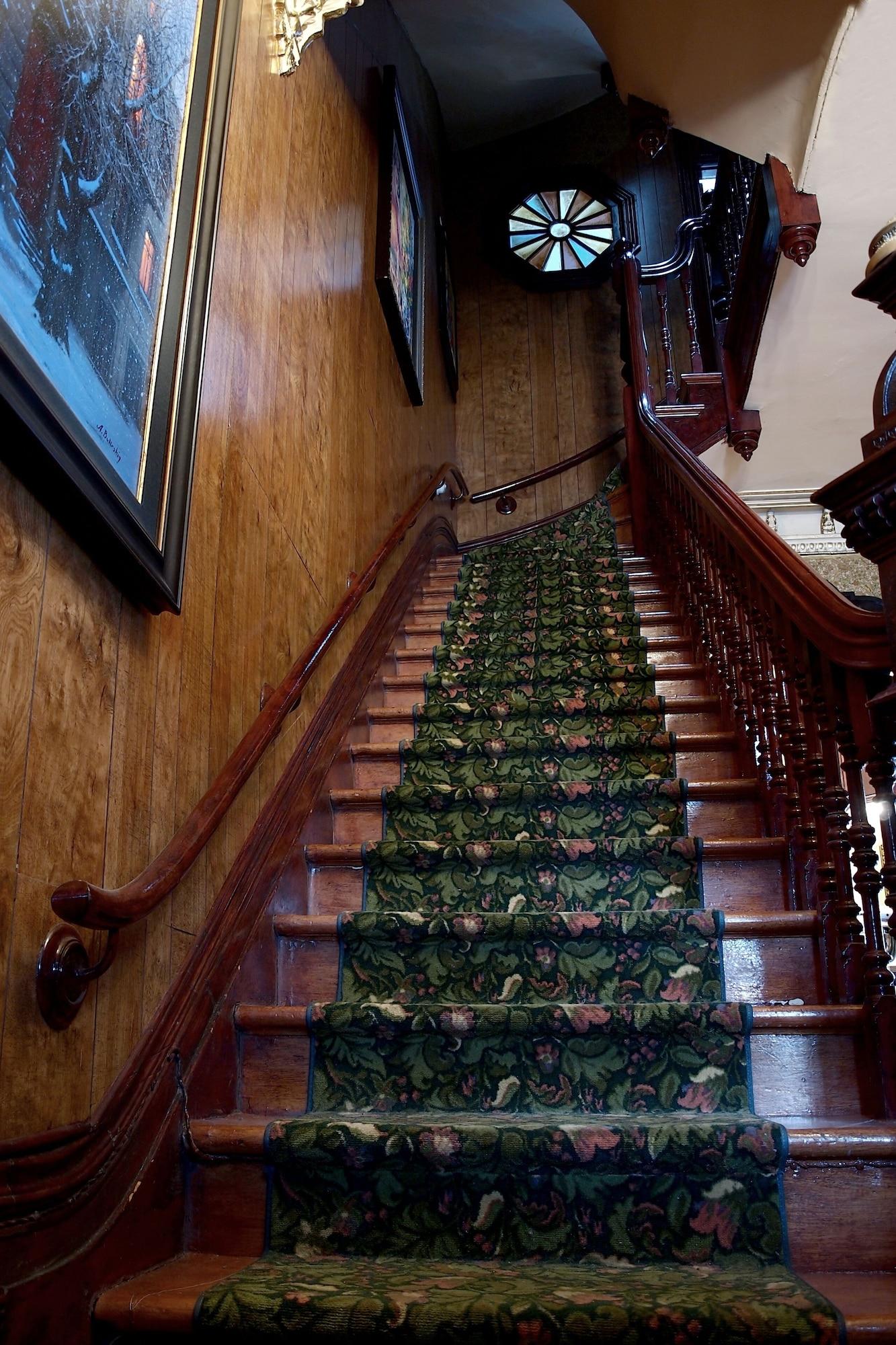 Varios Gingerbread Manor